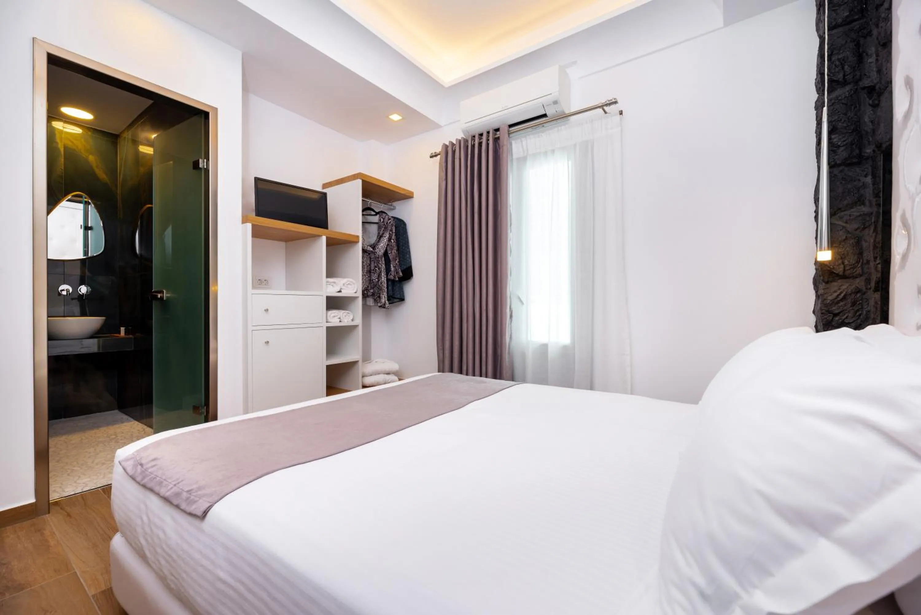 Bedroom, Bed in Deluxe Suites Santorini