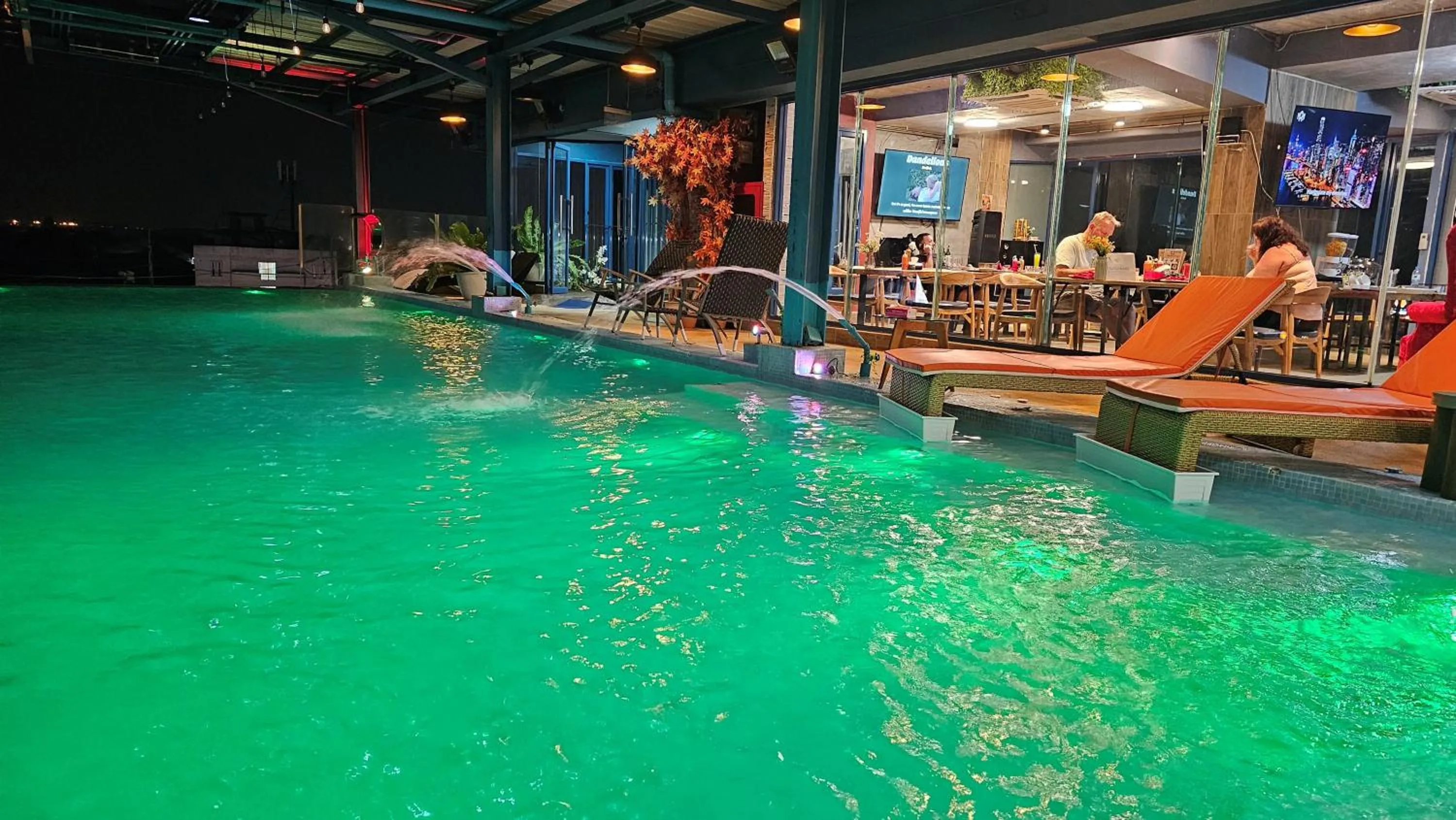 Pool view in BlueTel Re'sidencE Bangkok IMPACT บลูเทล เรซิดองส์ กรุงเทพ อิมแพค