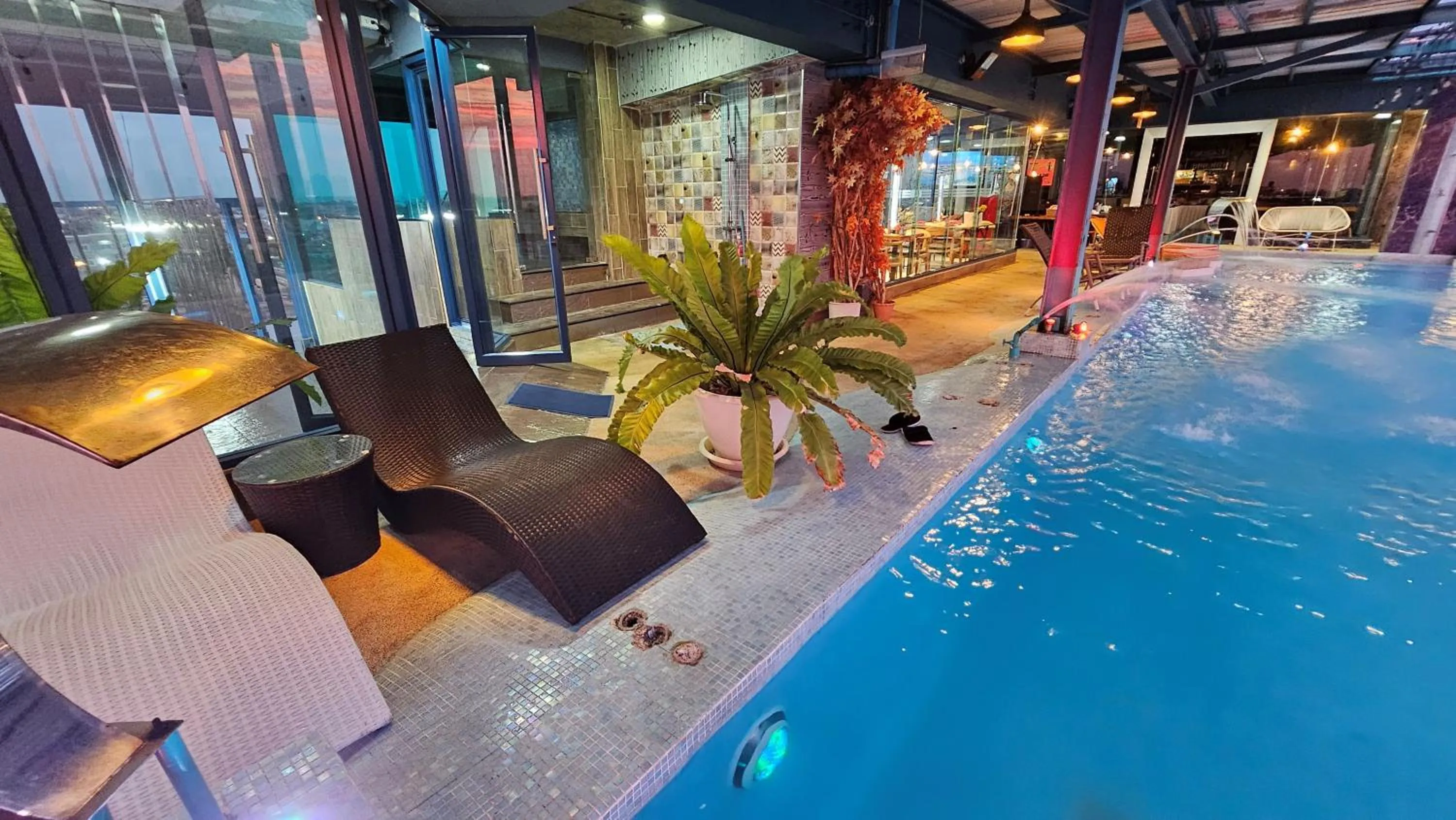 Night in BlueTel Re'sidencE Bangkok IMPACT บลูเทล เรซิดองส์ กรุงเทพ อิมแพค