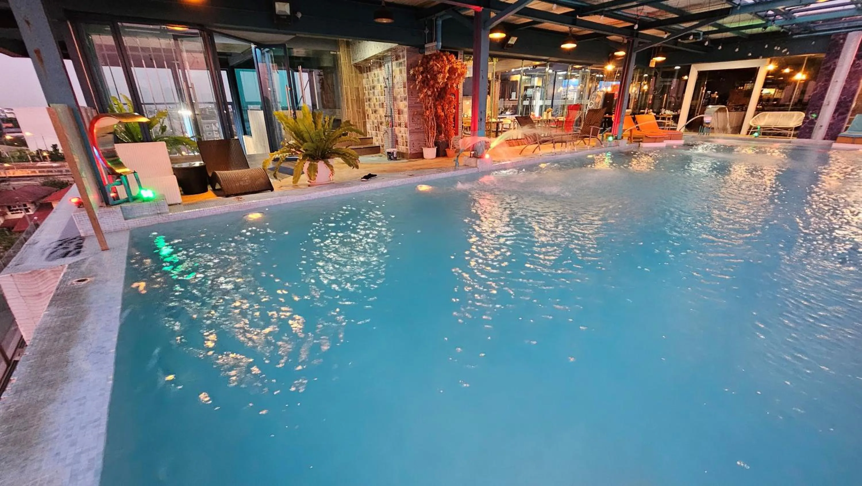 Pool view in BlueTel Re'sidencE Bangkok IMPACT บลูเทล เรซิดองส์ กรุงเทพ อิมแพค