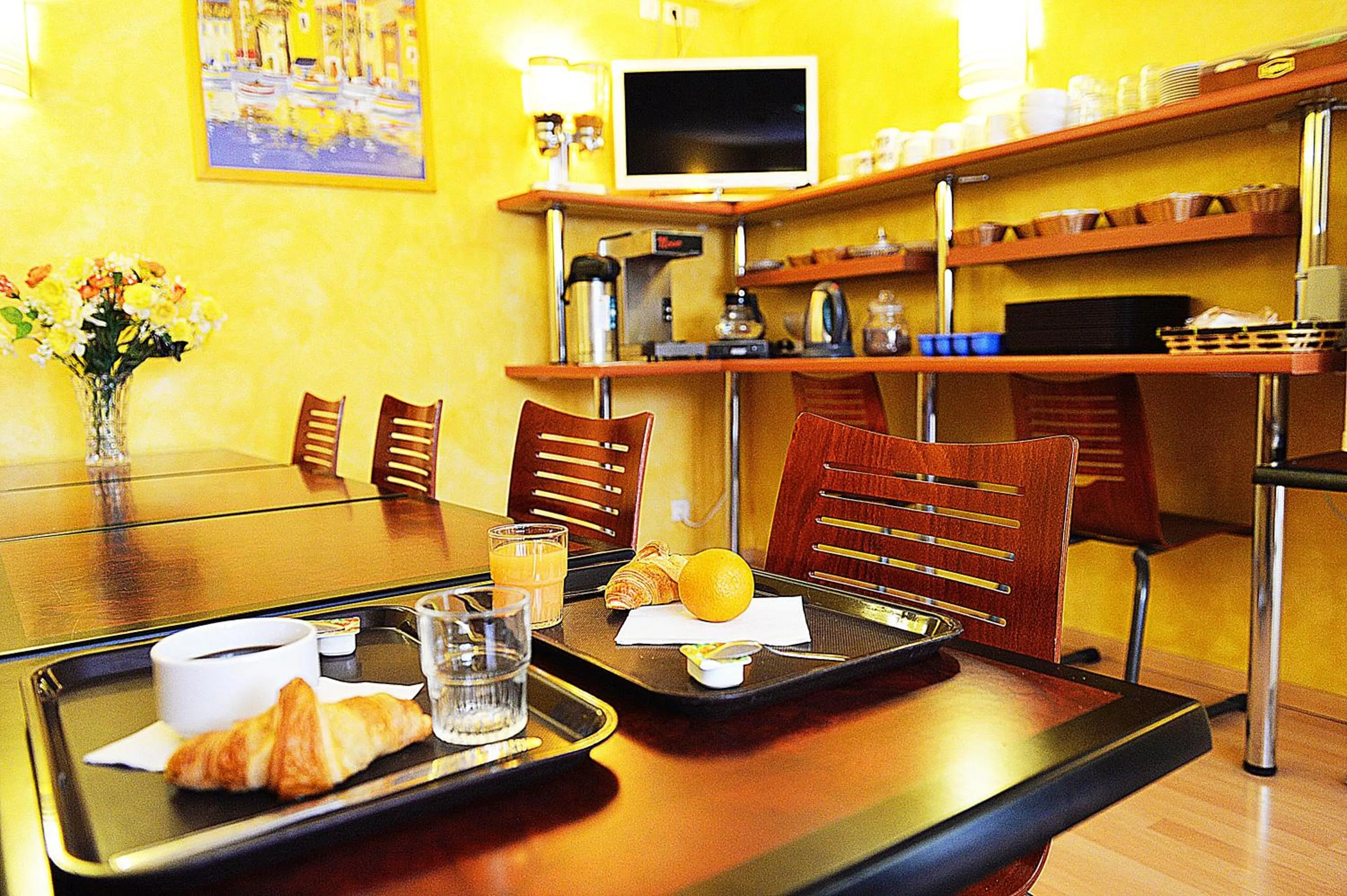 Restaurant/places to eat in Hotel De Rosny