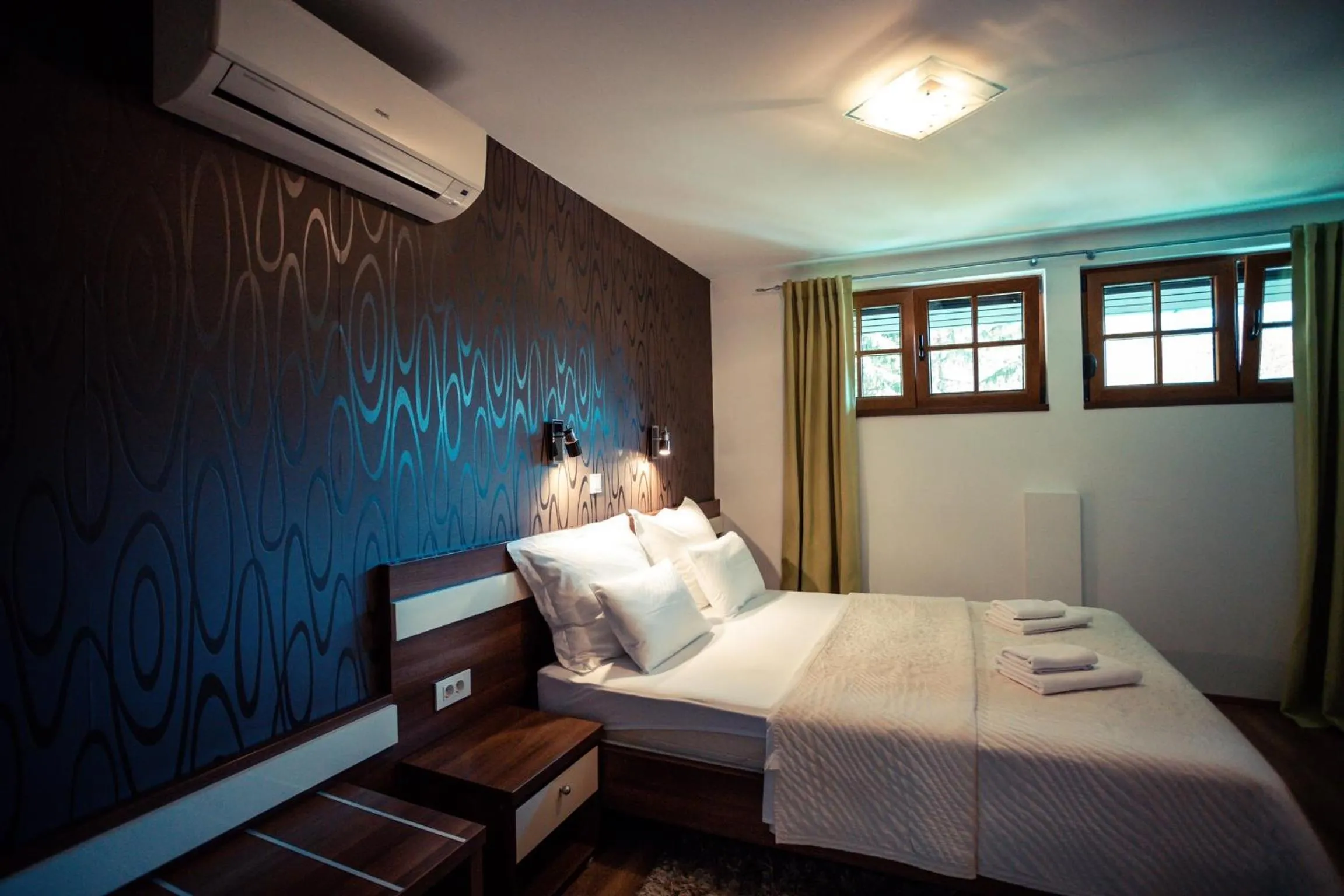 Photo of the whole room, Bed in Golden Lakes Rooms