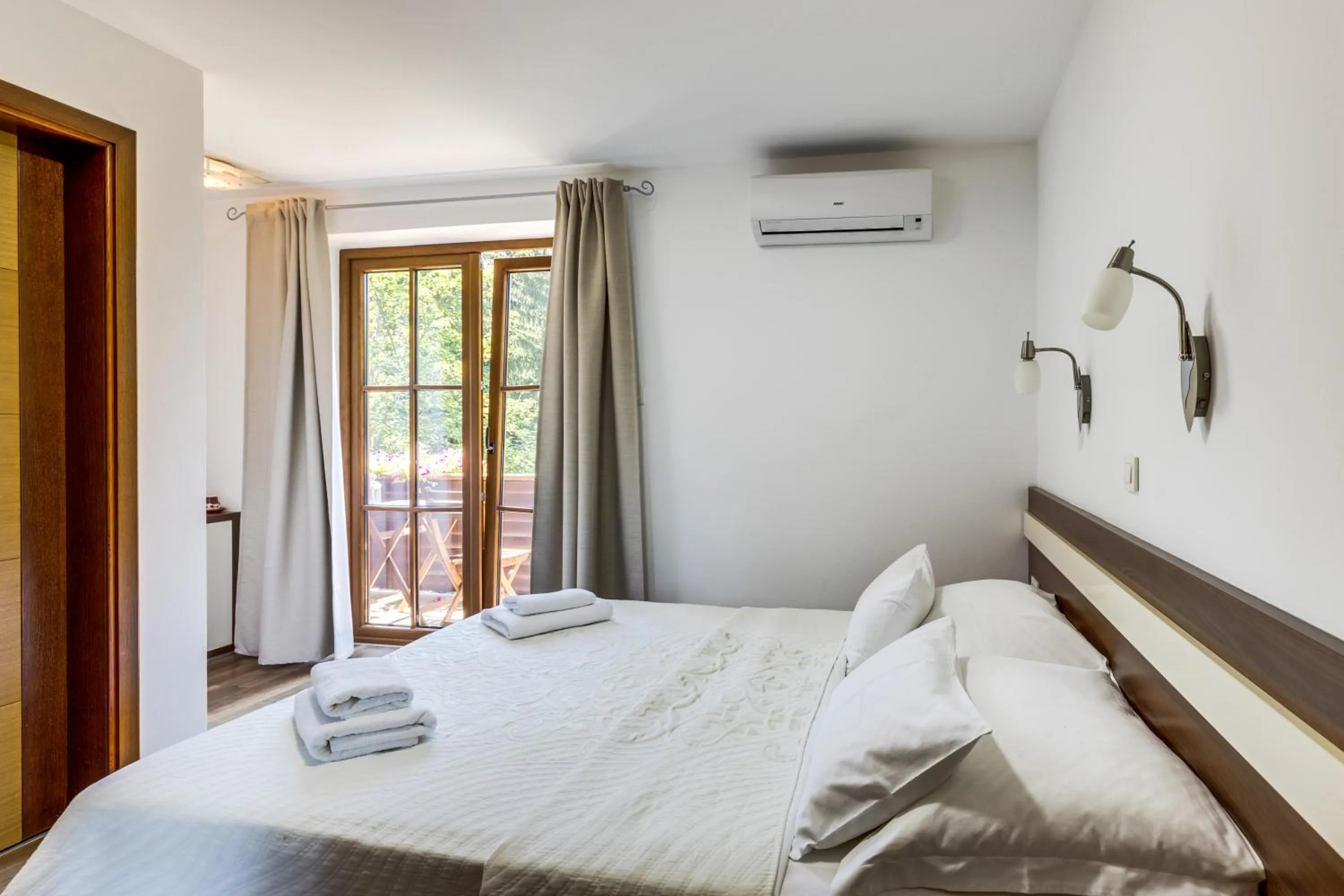 Bed in Golden Lakes Rooms