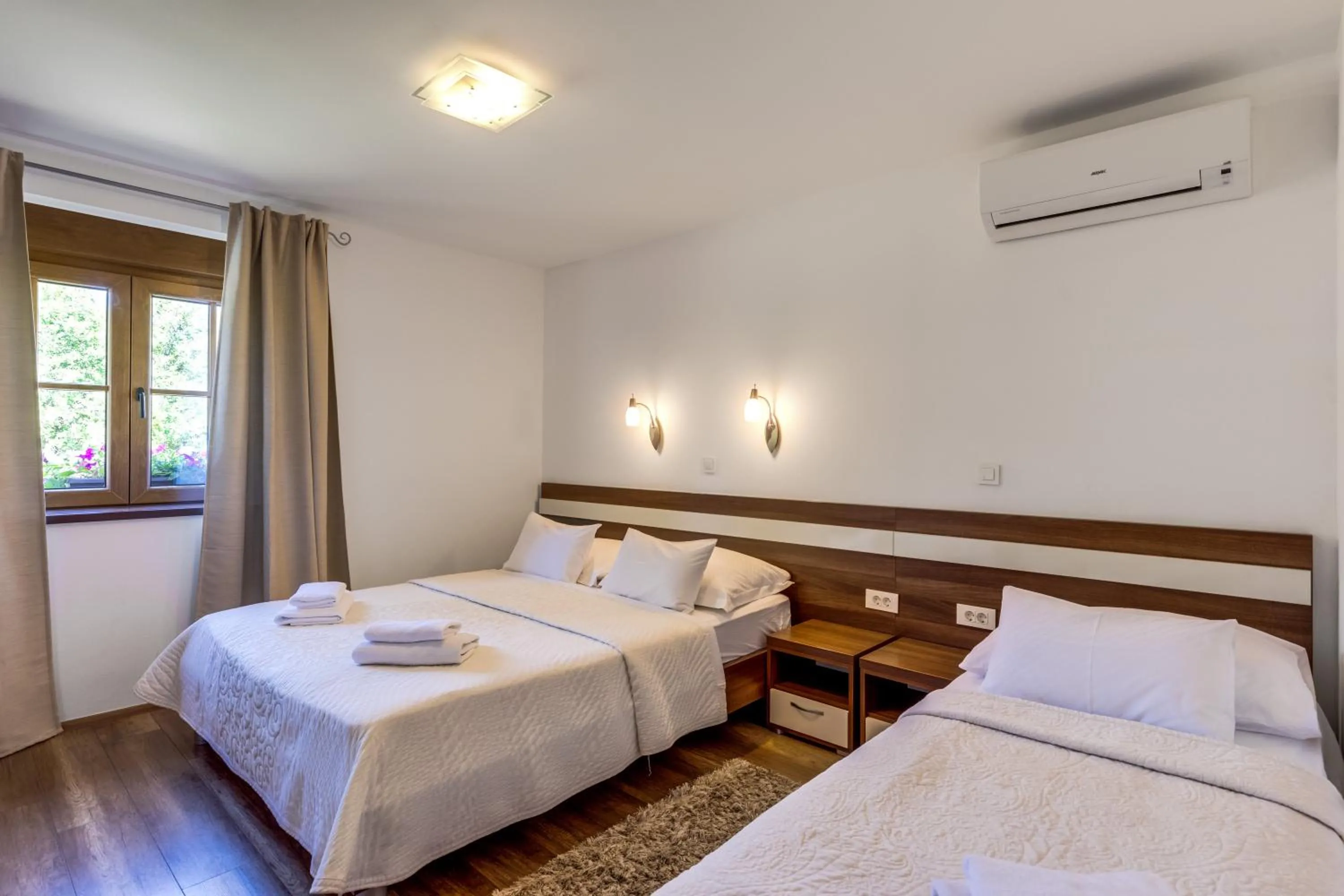 Bed in Golden Lakes Rooms