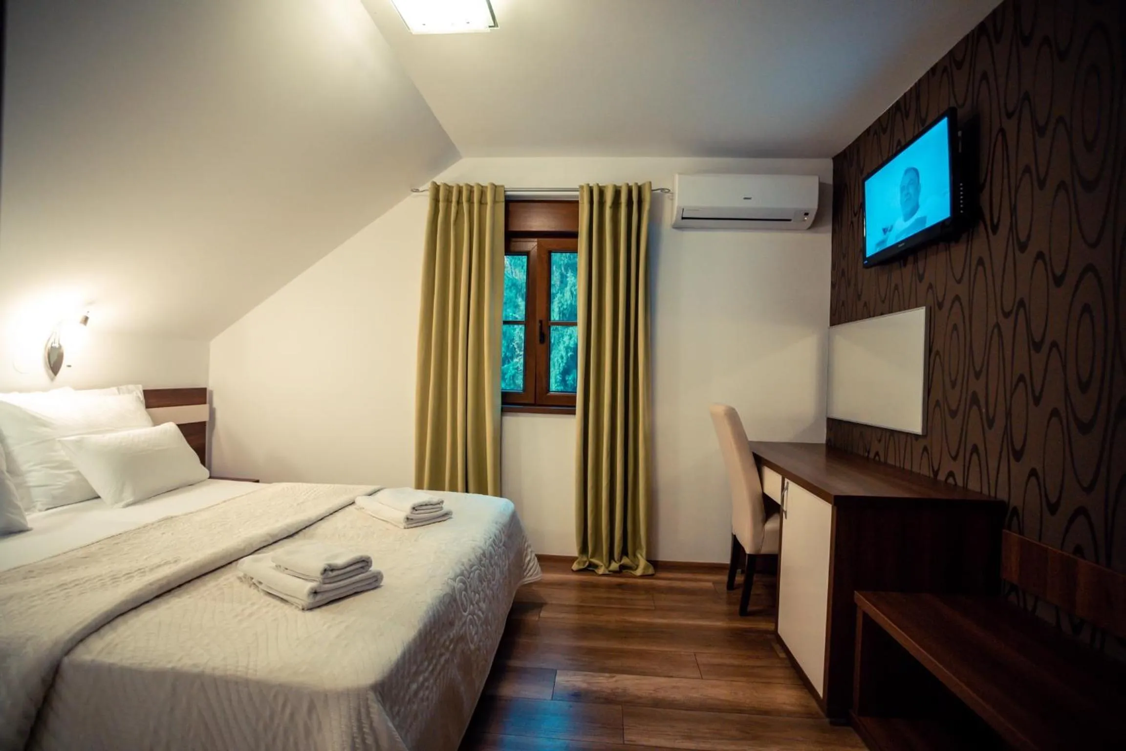 TV and multimedia, Bed in Golden Lakes Rooms