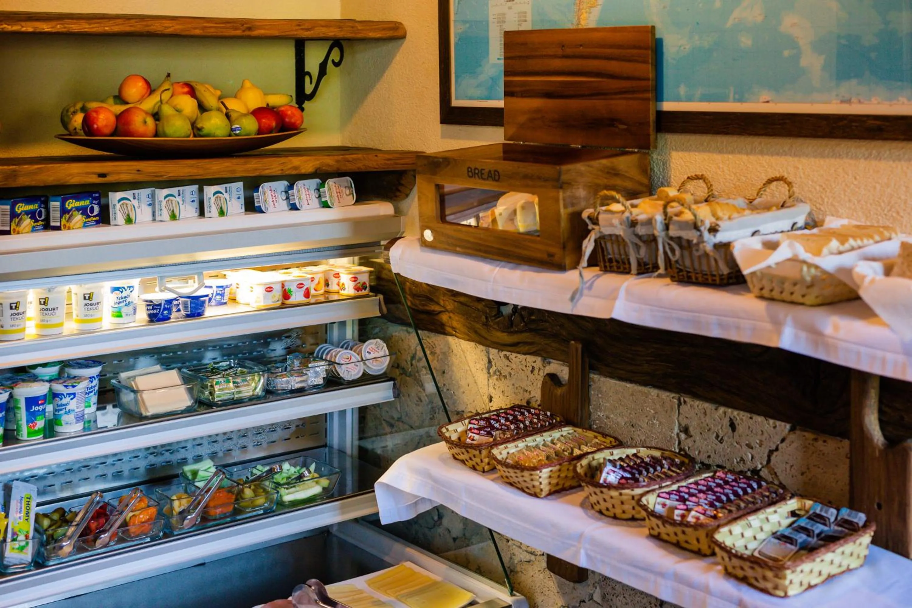 Food and drinks in Golden Lakes Rooms