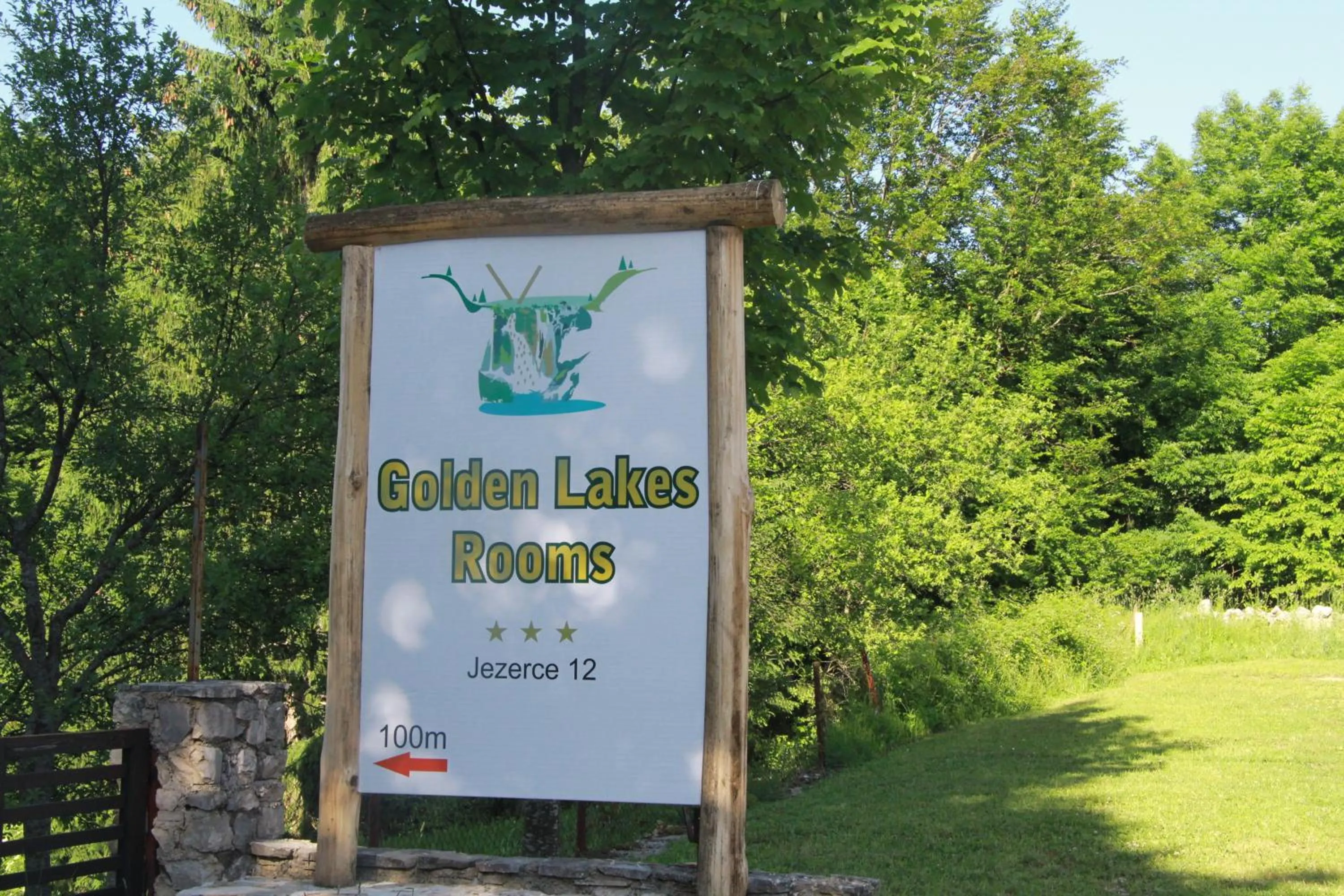 Facade/entrance in Golden Lakes Rooms