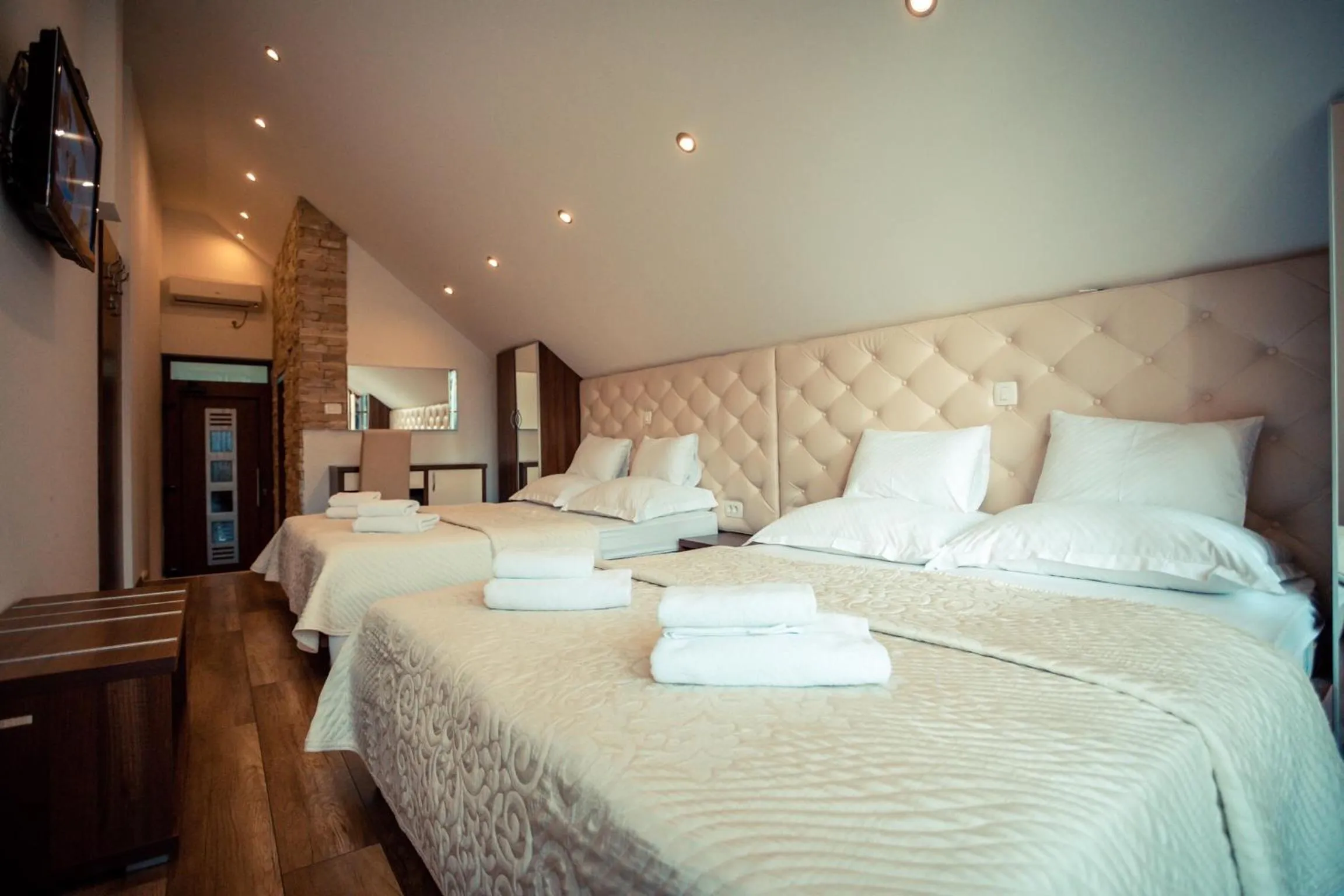 Bed in Golden Lakes Rooms
