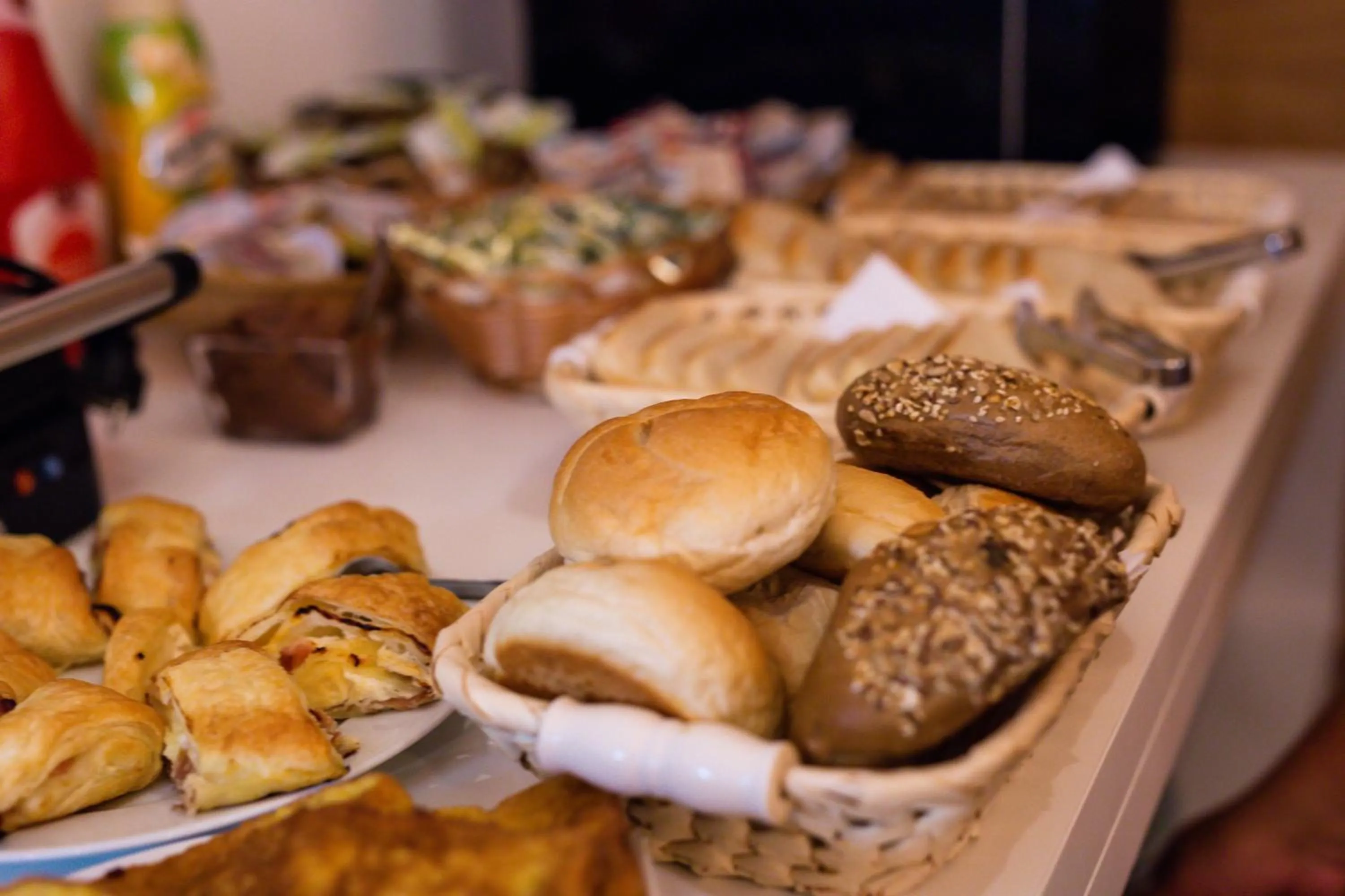 Food and drinks in Golden Lakes Rooms