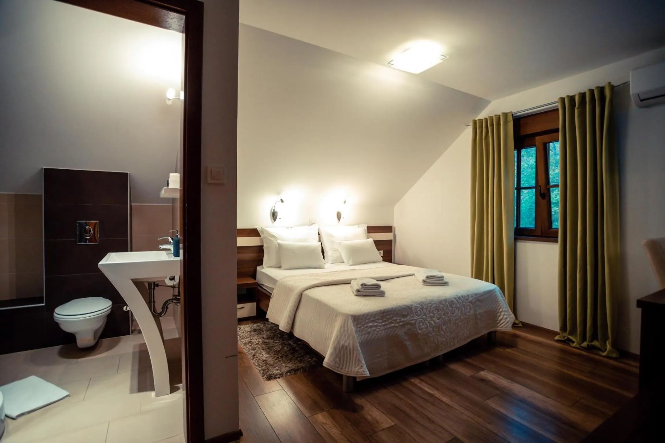 Bed in Golden Lakes Rooms