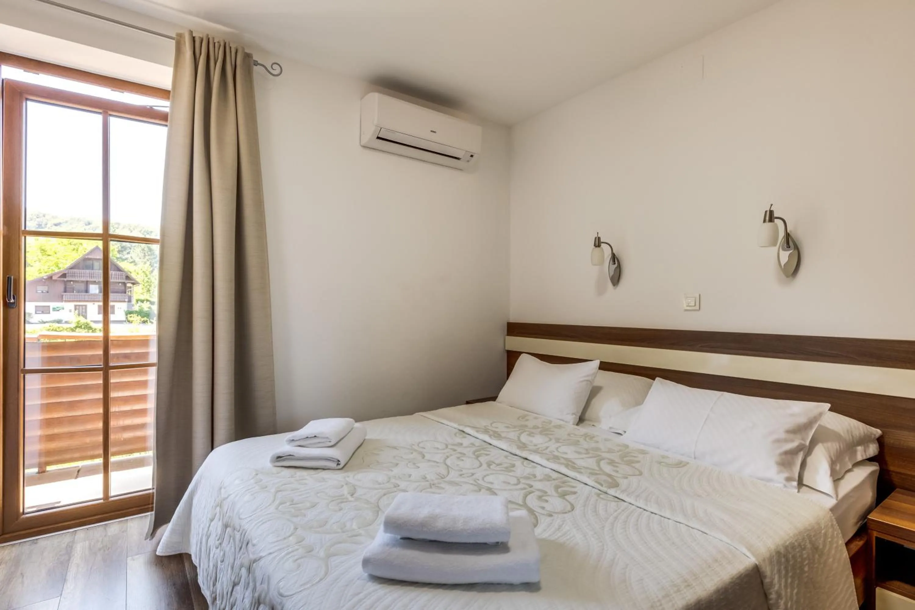 Bed in Golden Lakes Rooms