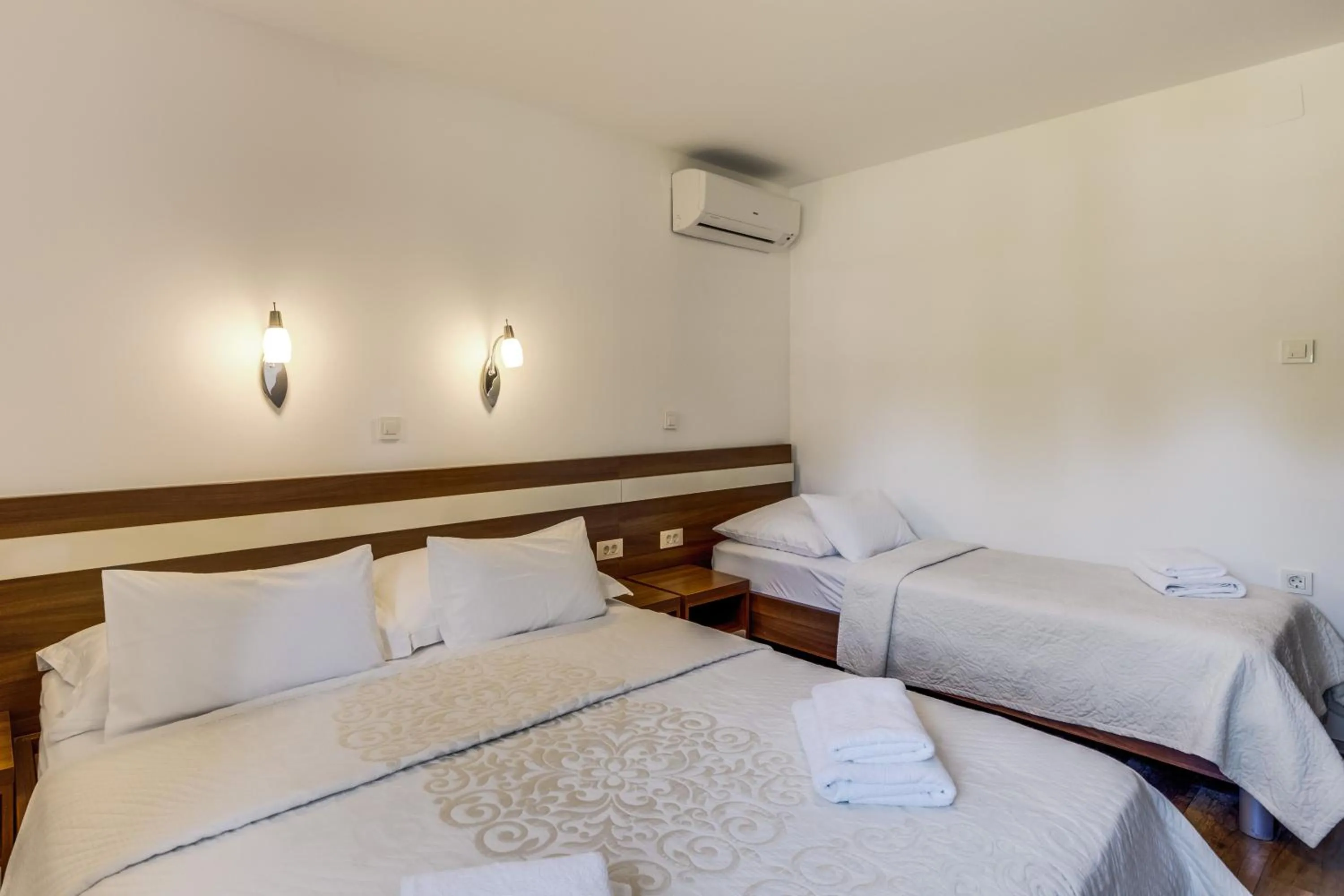 Bed in Golden Lakes Rooms