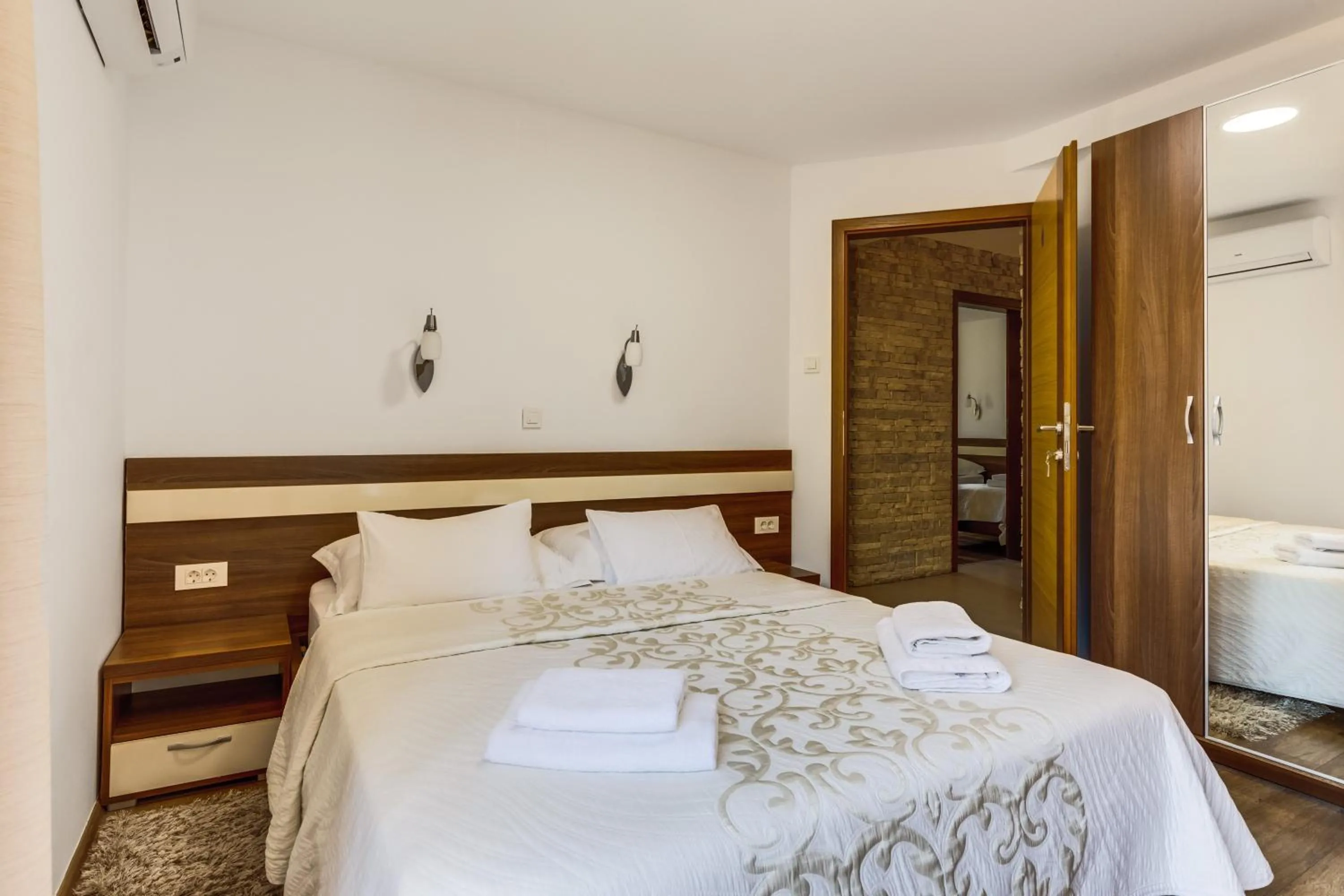 Bed in Golden Lakes Rooms