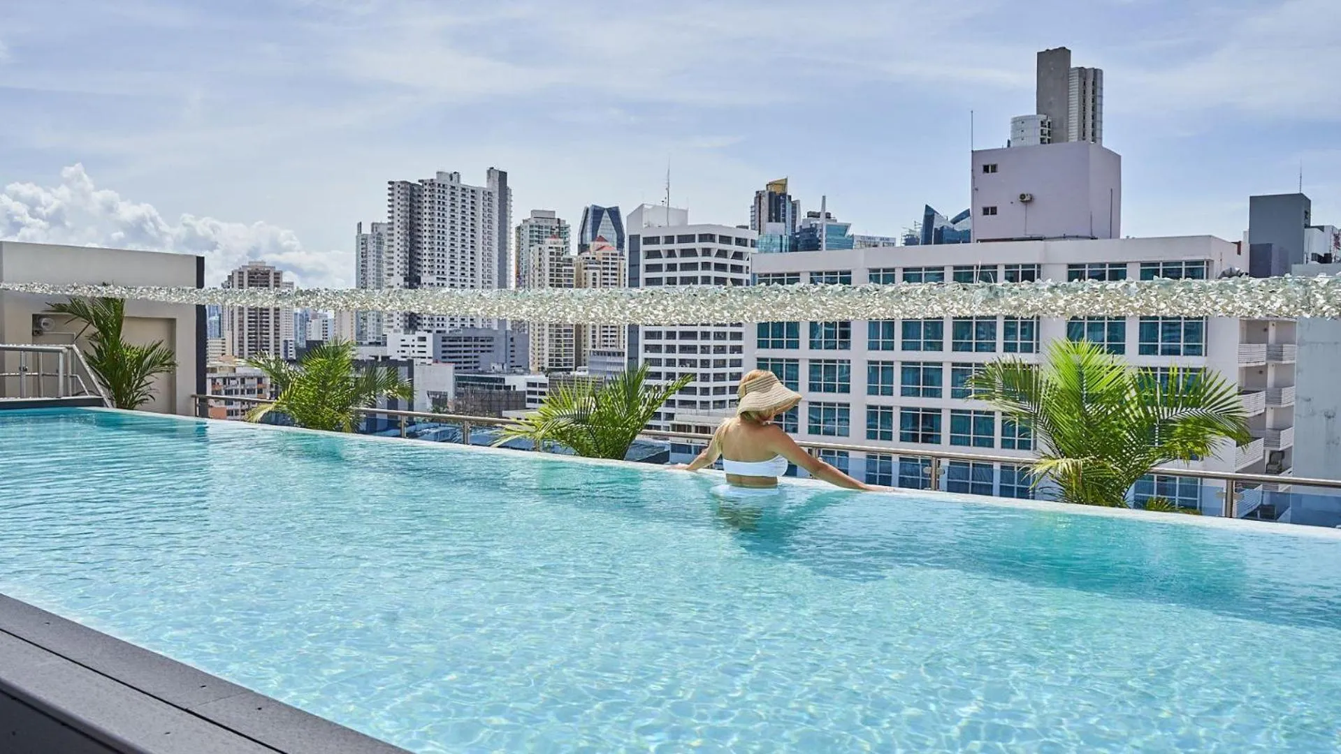 Swimming pool in Gran Evenia Panamá Hotel