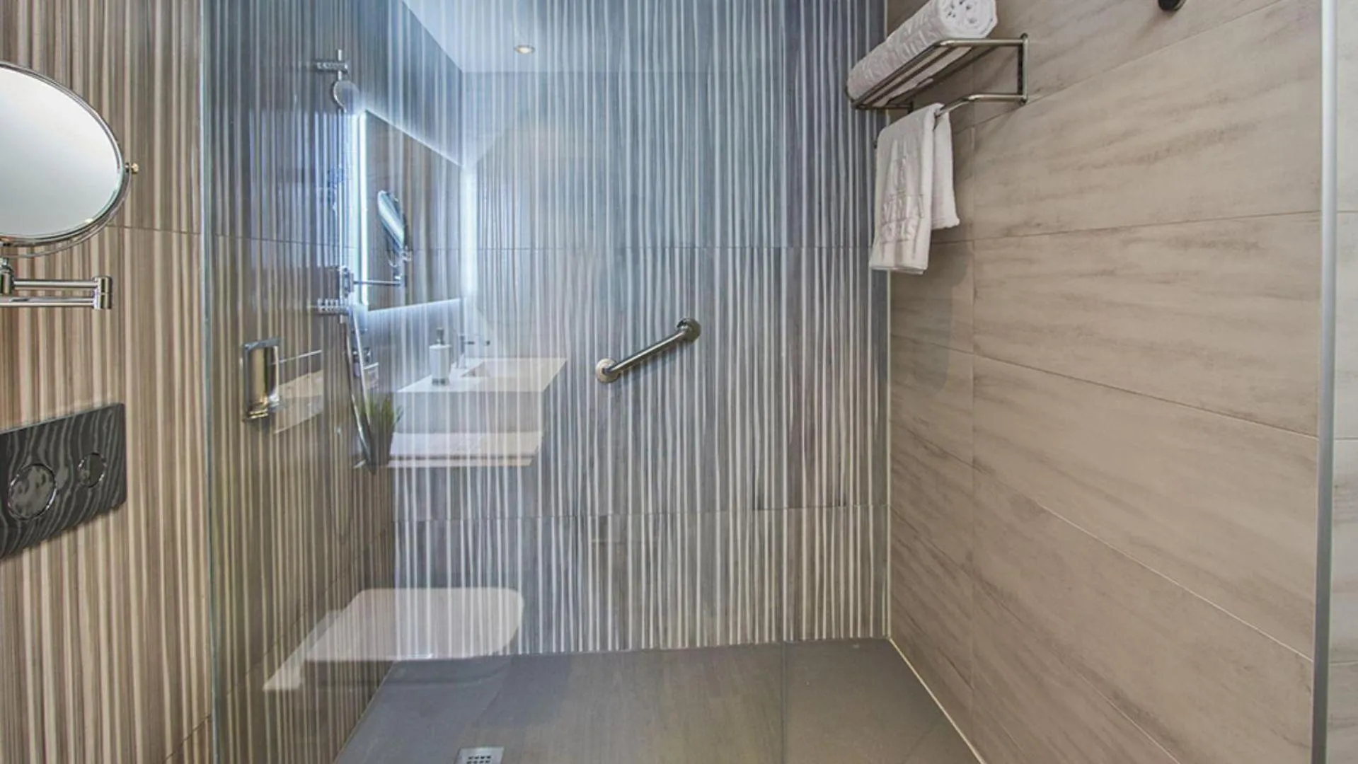 Bathroom in Gran Evenia Panamá Hotel