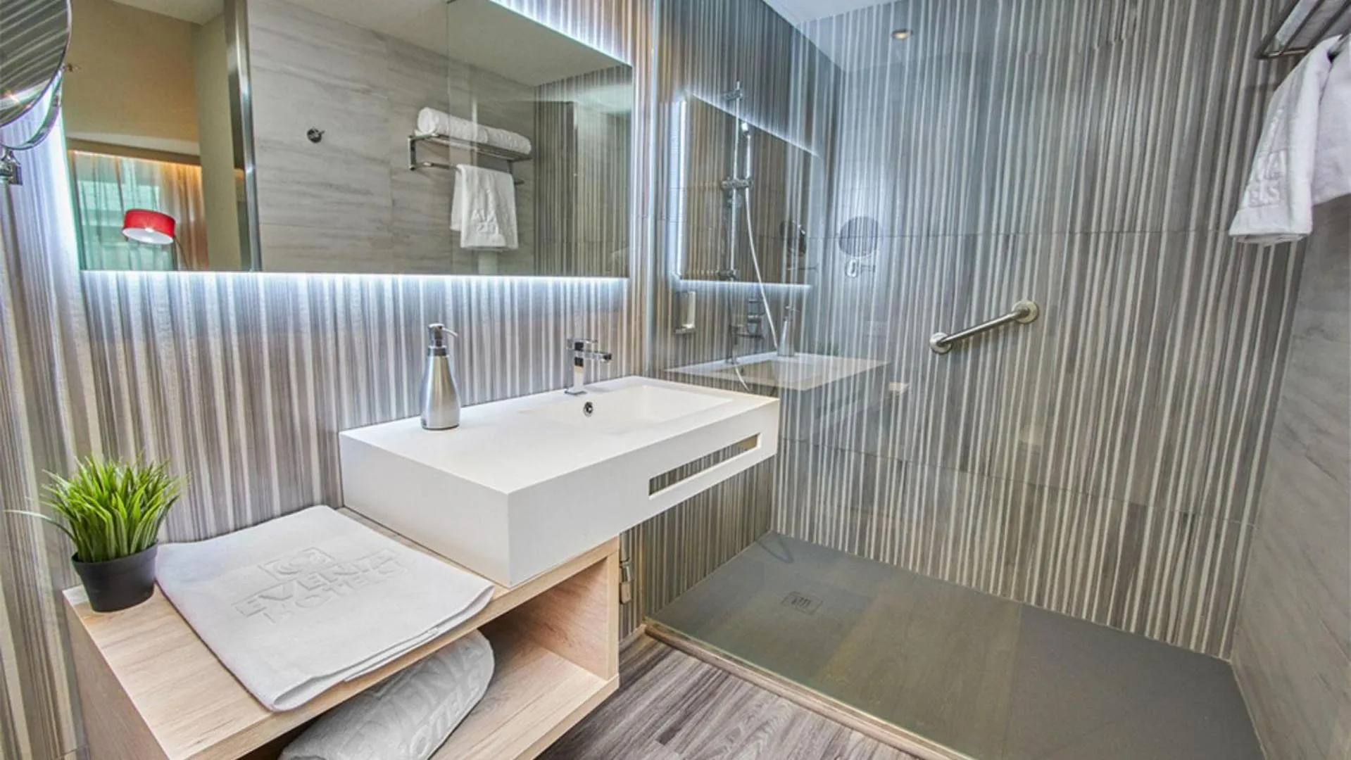 Bathroom in Gran Evenia Panamá Hotel