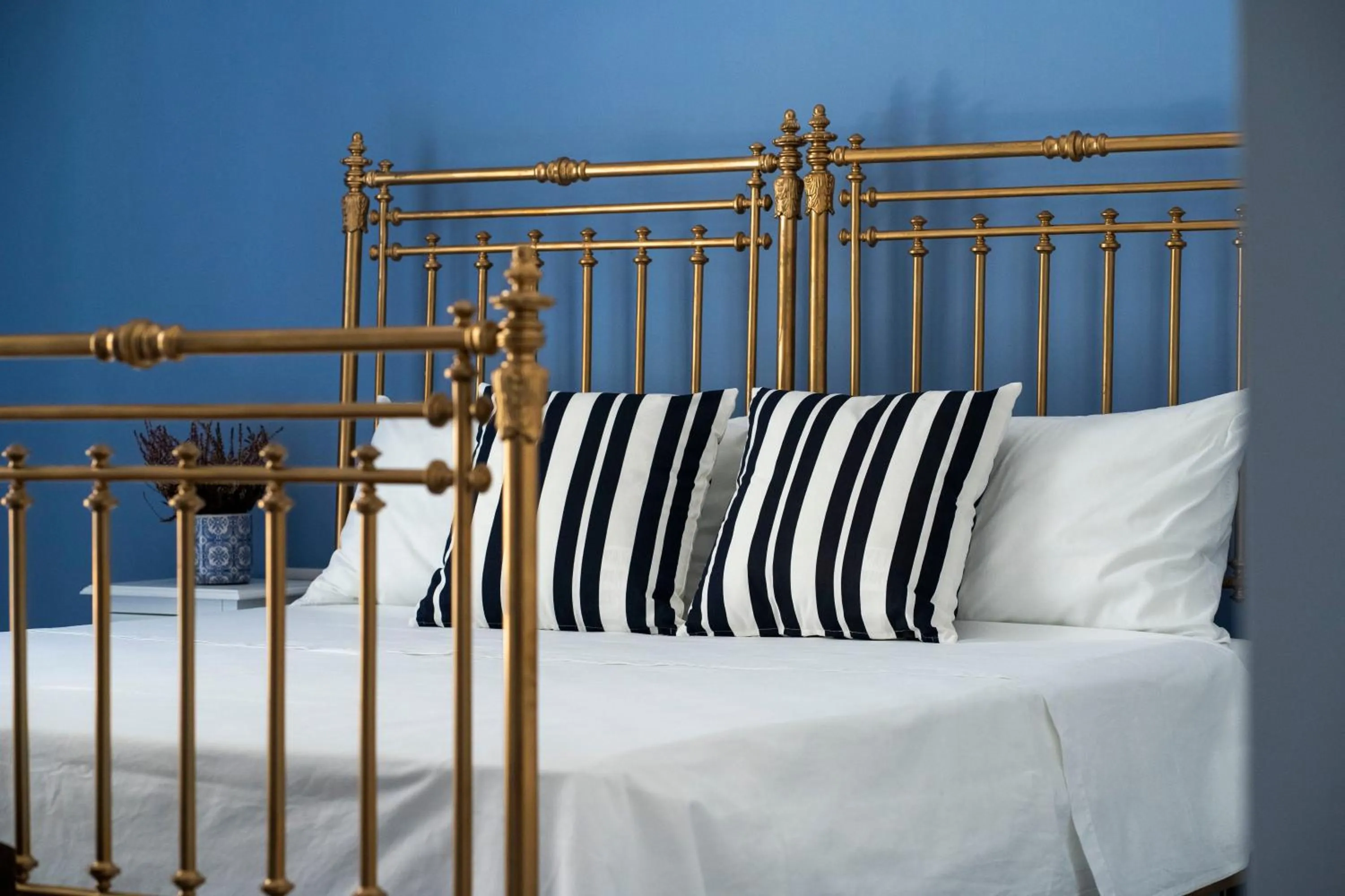 Photo of the whole room, Bed in Crudo Home