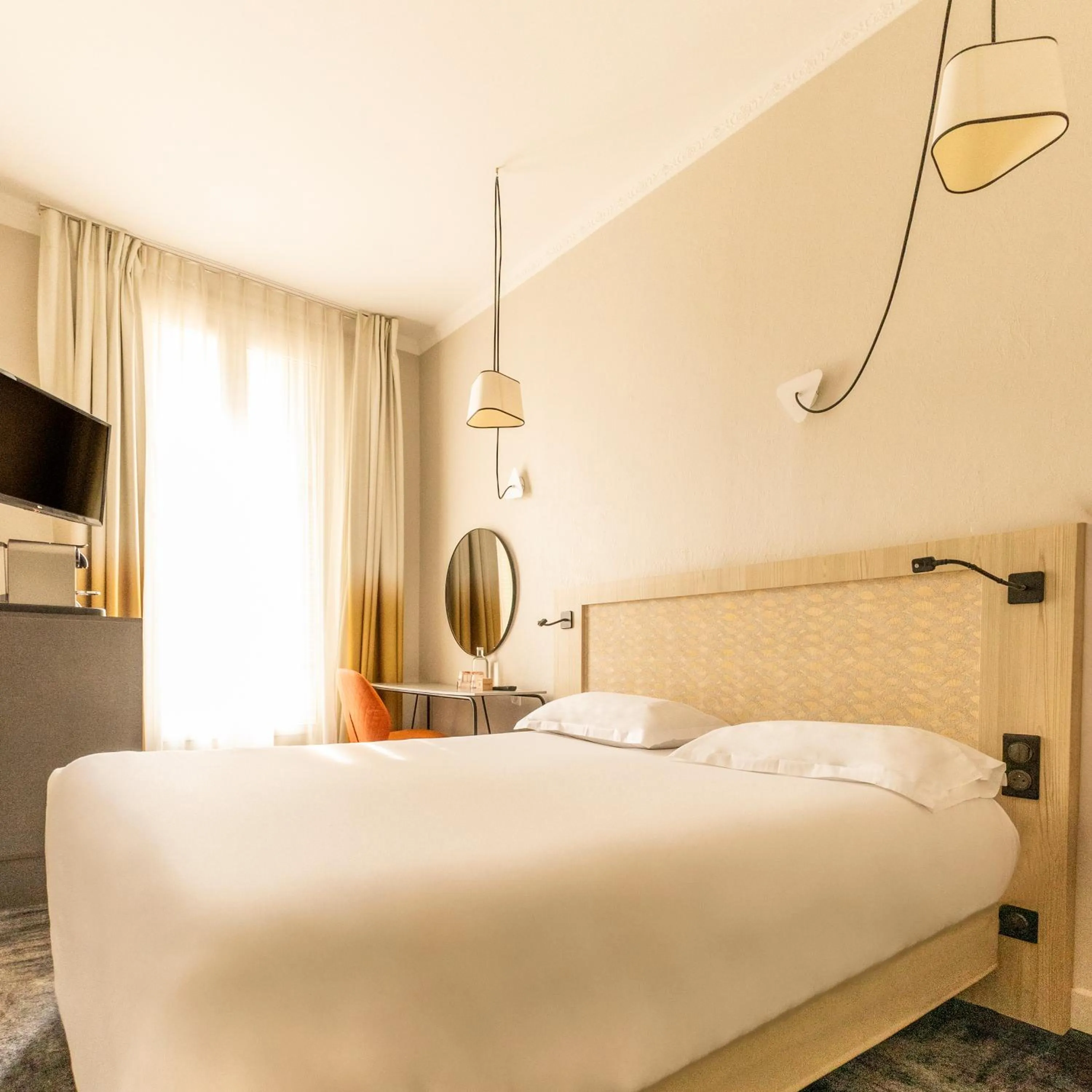 Bedroom, Bed in Hôtel Vendôme