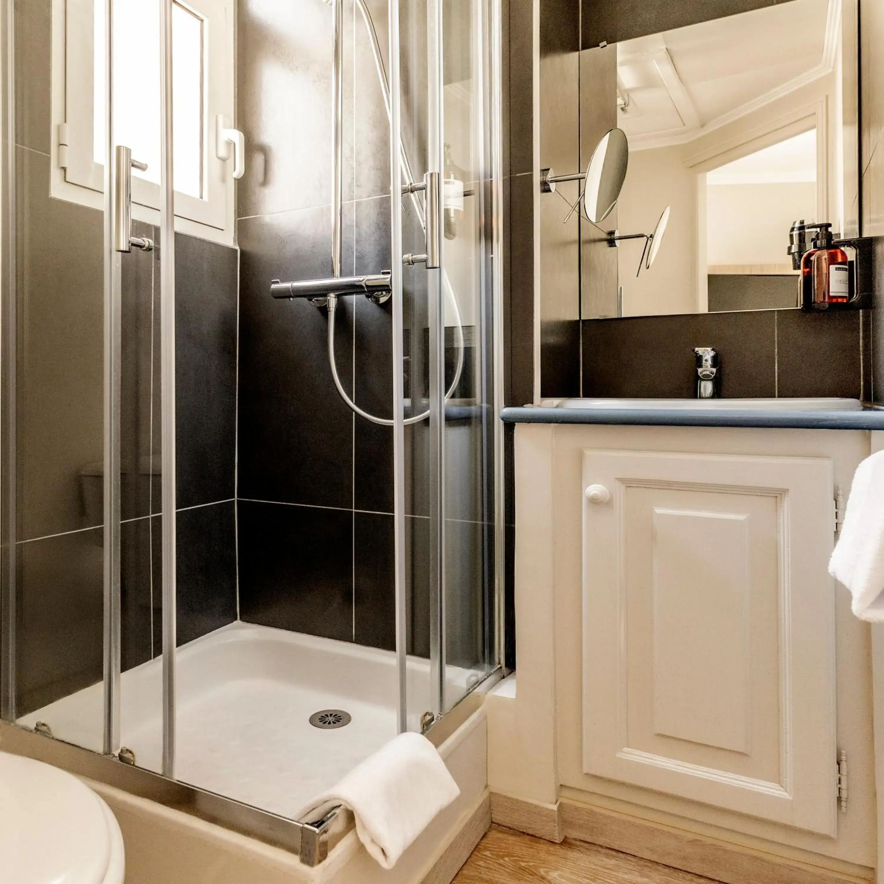 Bathroom in Hôtel Vendôme Bathroom in Hôtel Vendôme