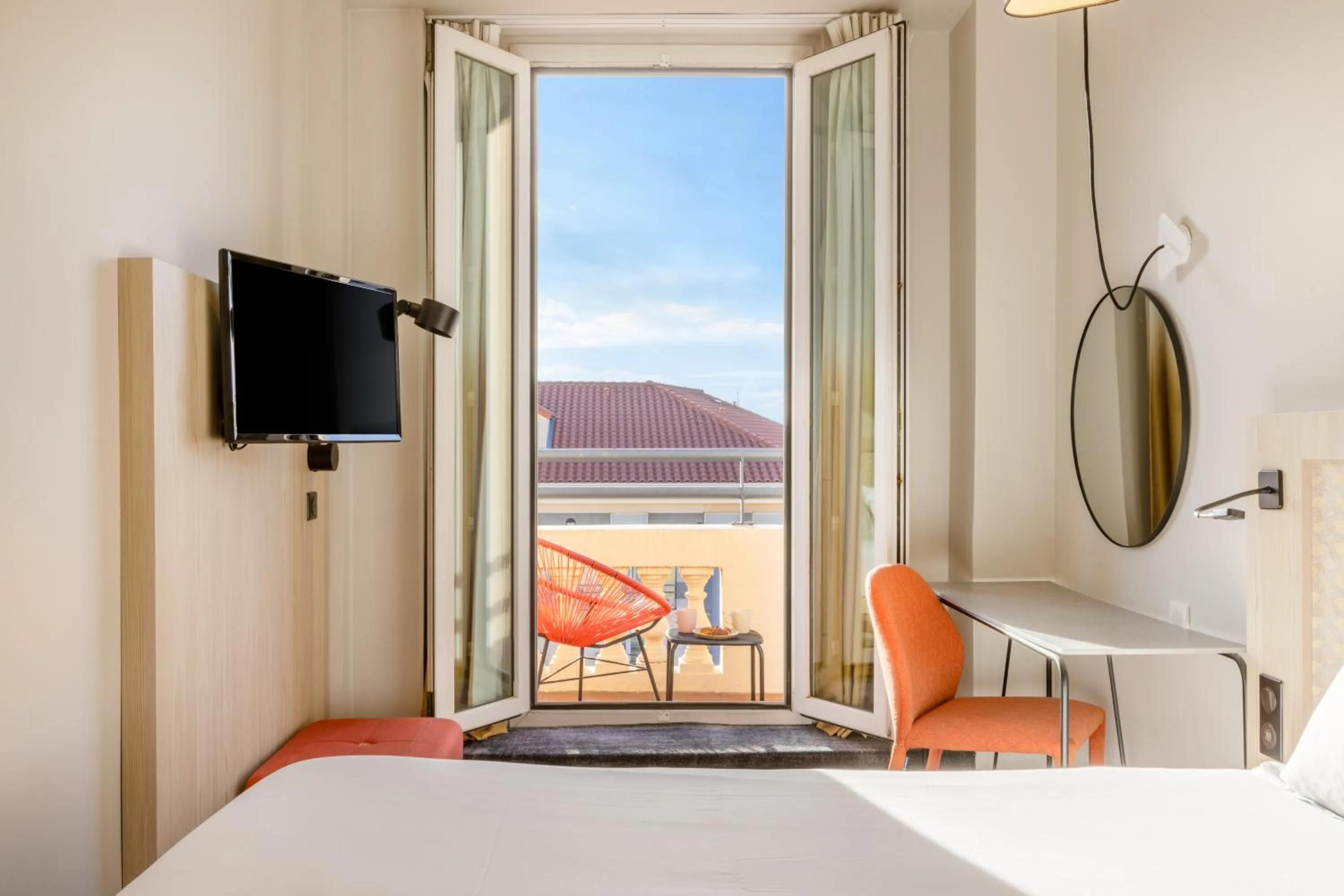 Photo of the whole room, Bed in Hôtel Vendôme