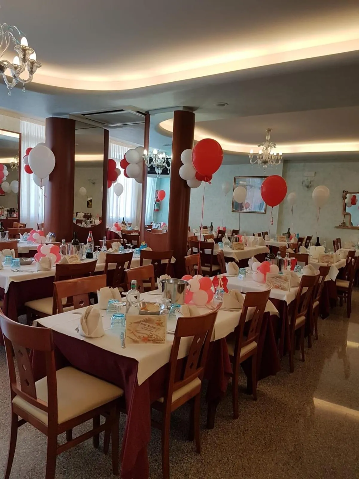 Restaurant/places to eat in Hotel Holiday