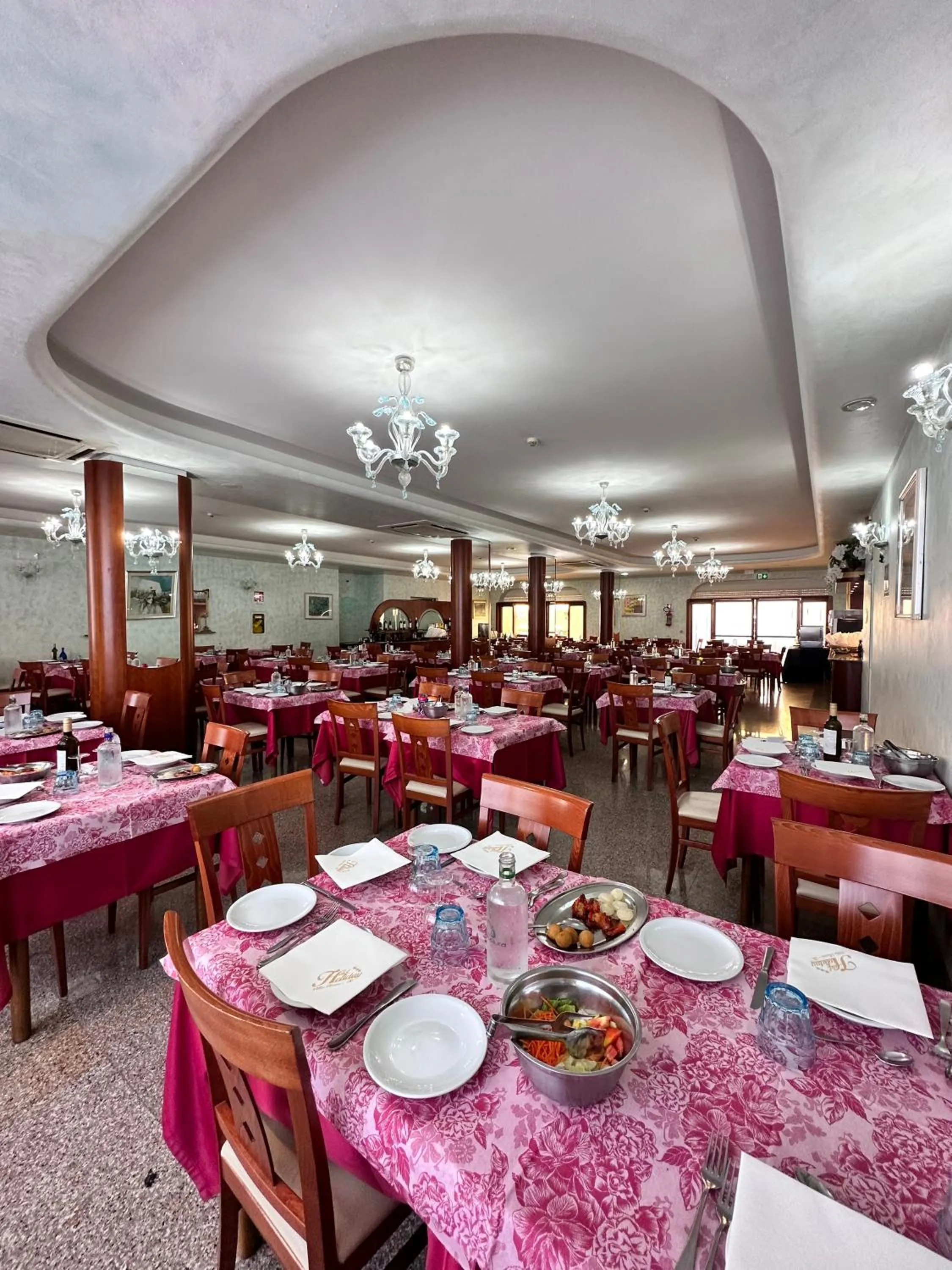 Restaurant/places to eat in Hotel Holiday