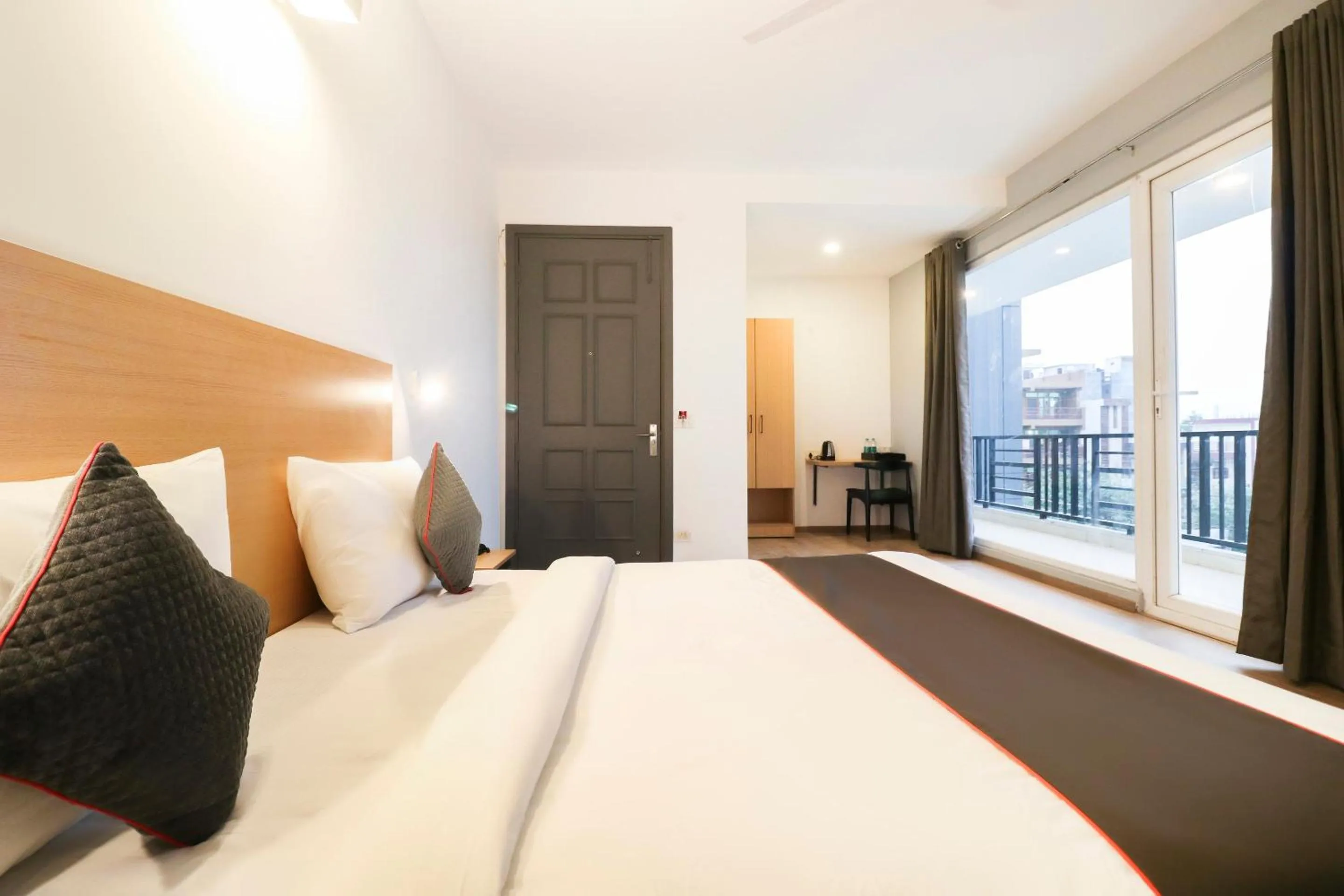 Bedroom, Bed in Super Townhouse Noida Sector 71 Near ISKCON Temple Noida