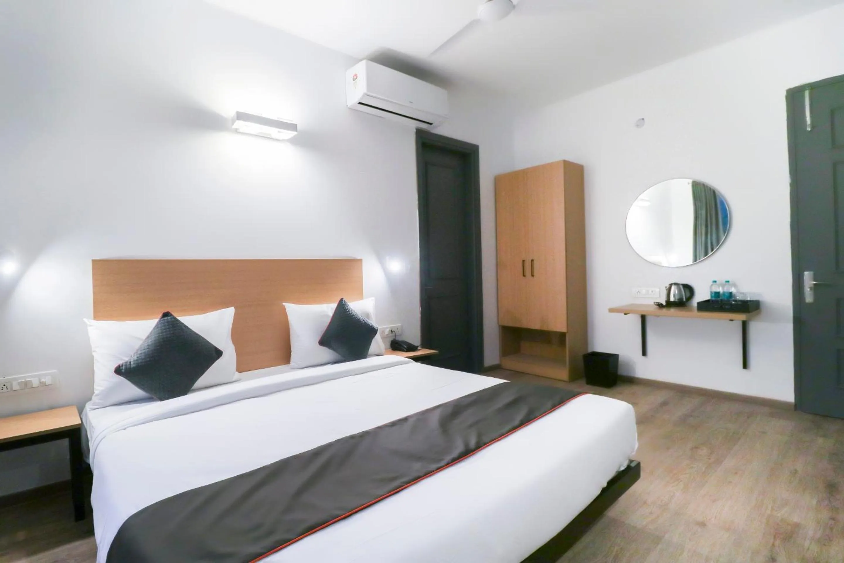 Bedroom, Bed in Super Townhouse Noida Sector 71 Near ISKCON Temple Noida