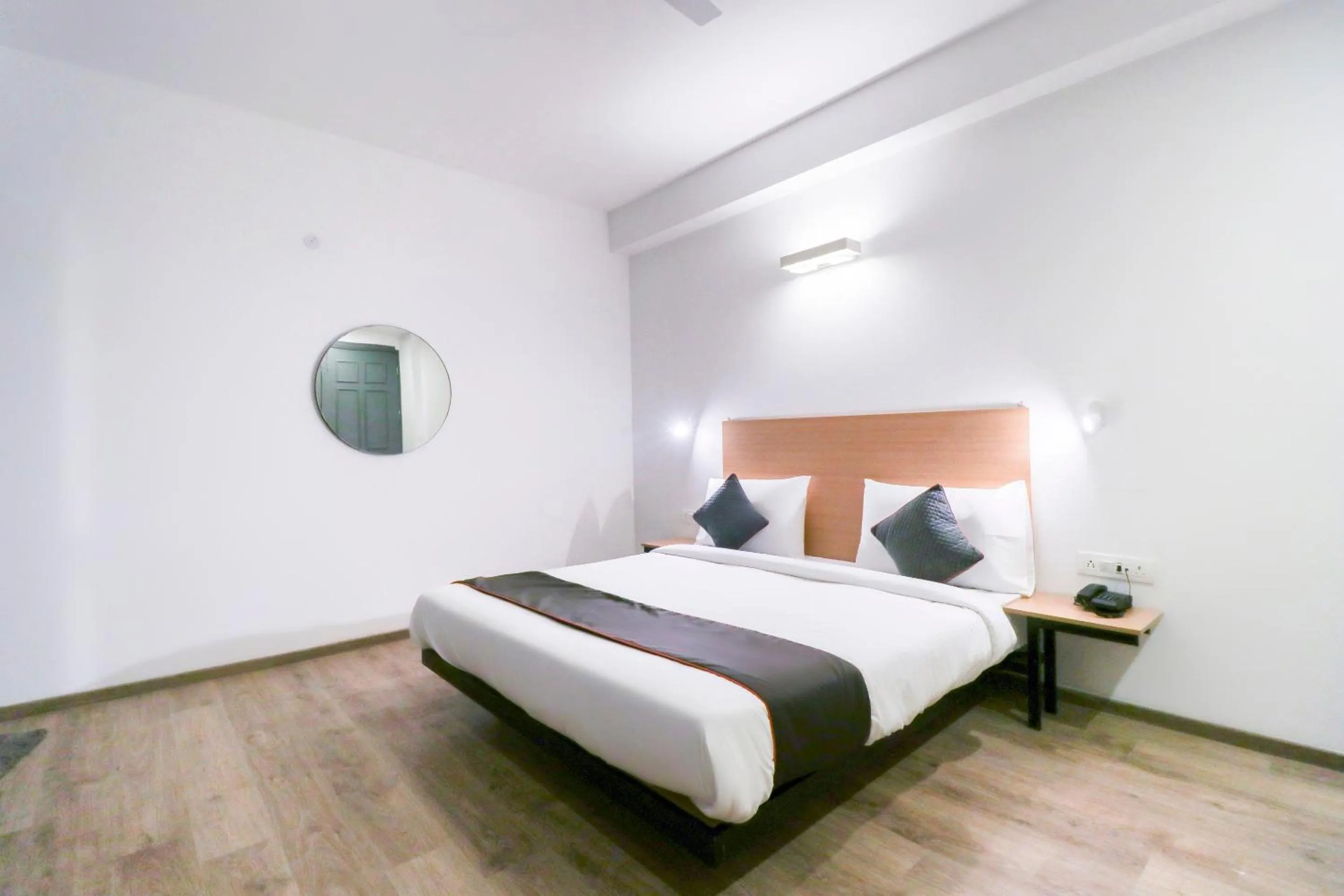 Bedroom, Bed in Super Townhouse Noida Sector 71 Near ISKCON Temple Noida