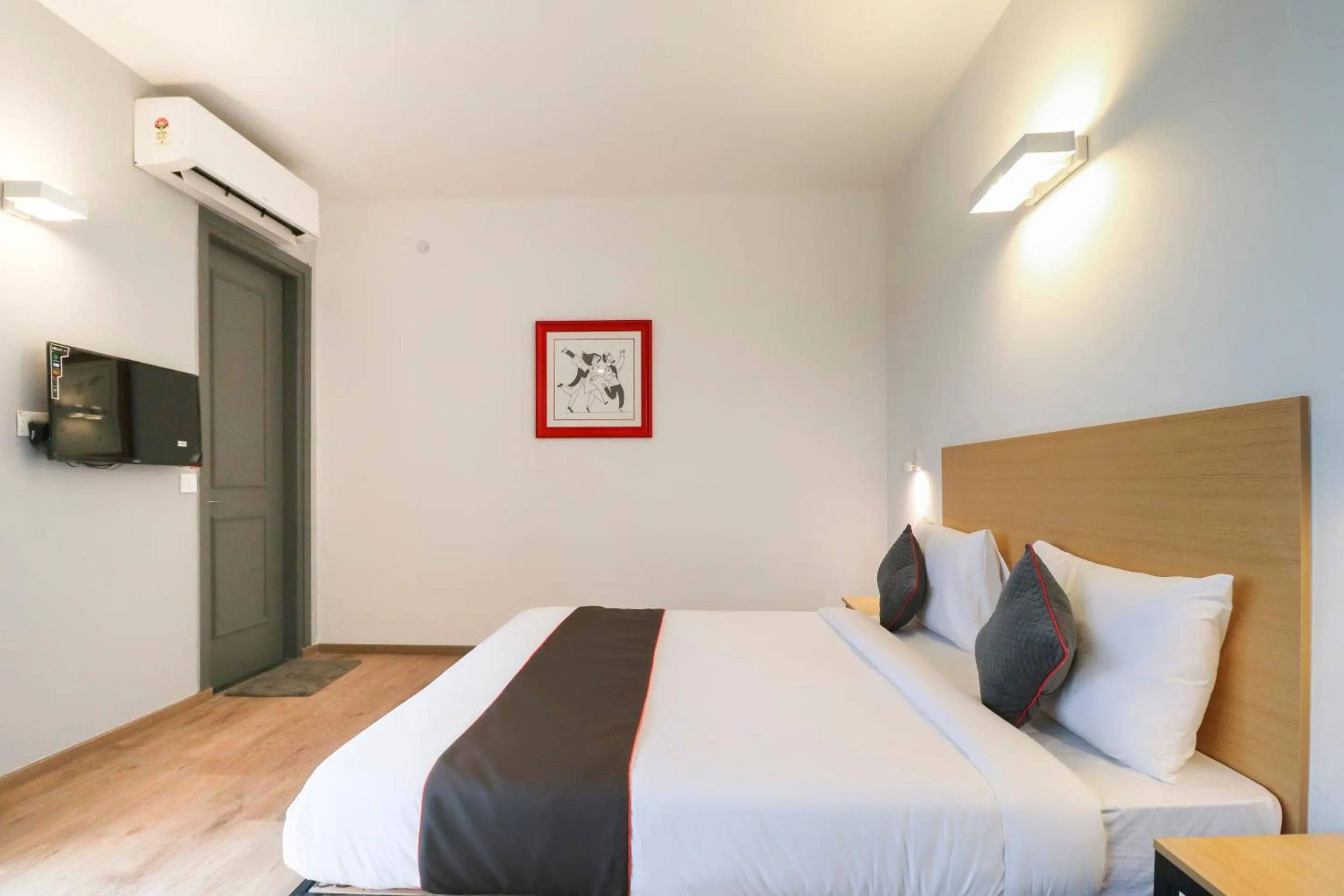 Bedroom, Bed in Super Townhouse Noida Sector 71 Near ISKCON Temple Noida