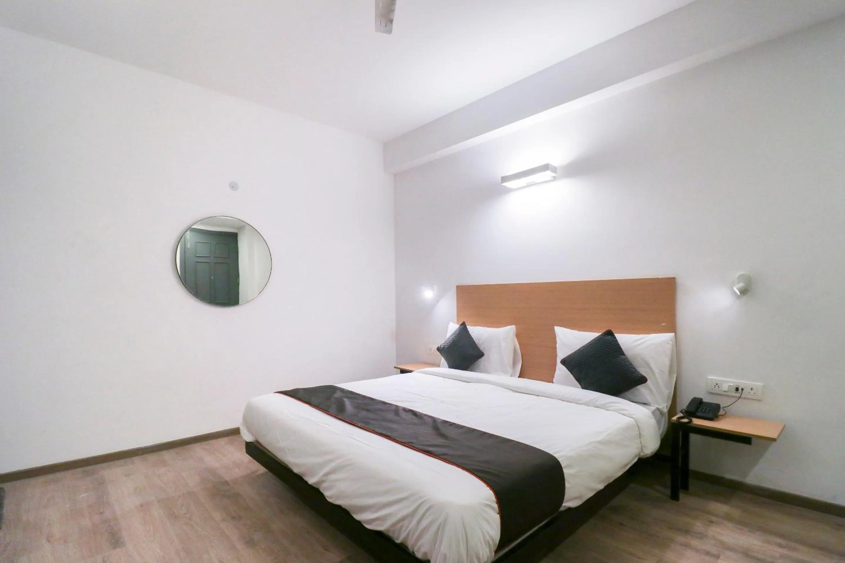 Bedroom, Bed in Super Townhouse Noida Sector 71 Near ISKCON Temple Noida