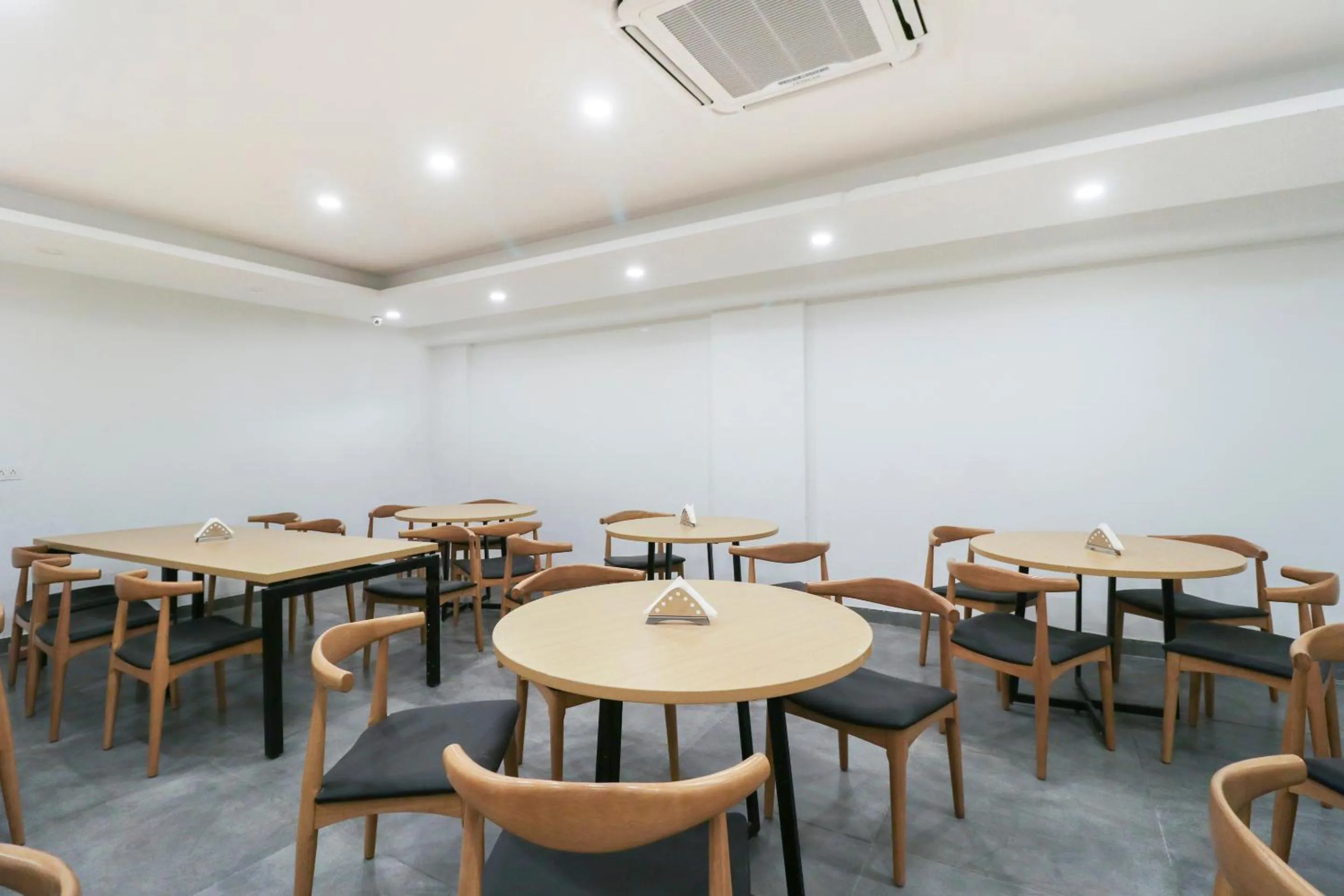 Restaurant/places to eat in Super Townhouse Noida Sector 71 Near ISKCON Temple Noida