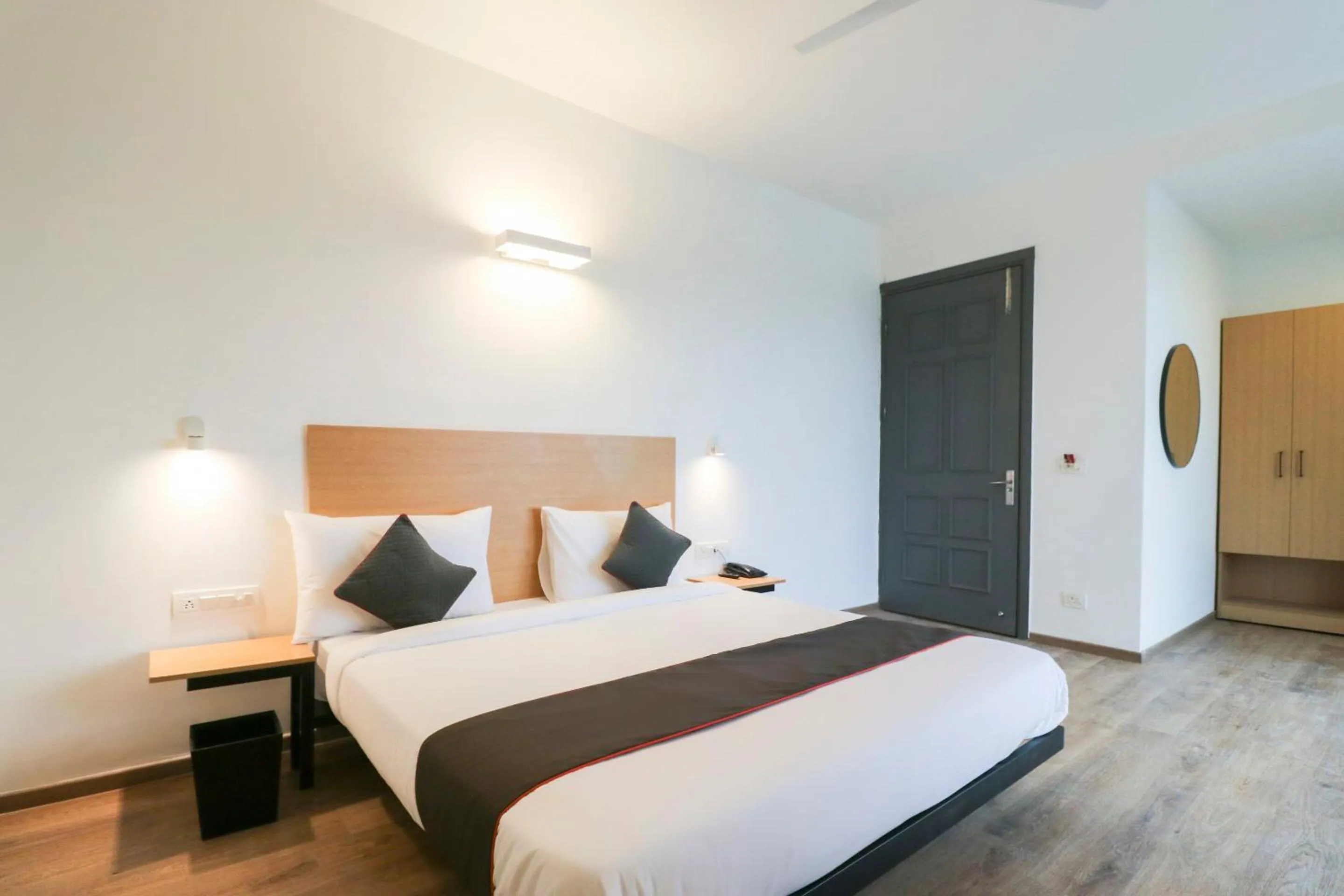 Bedroom, Bed in Super Townhouse Noida Sector 71 Near ISKCON Temple Noida