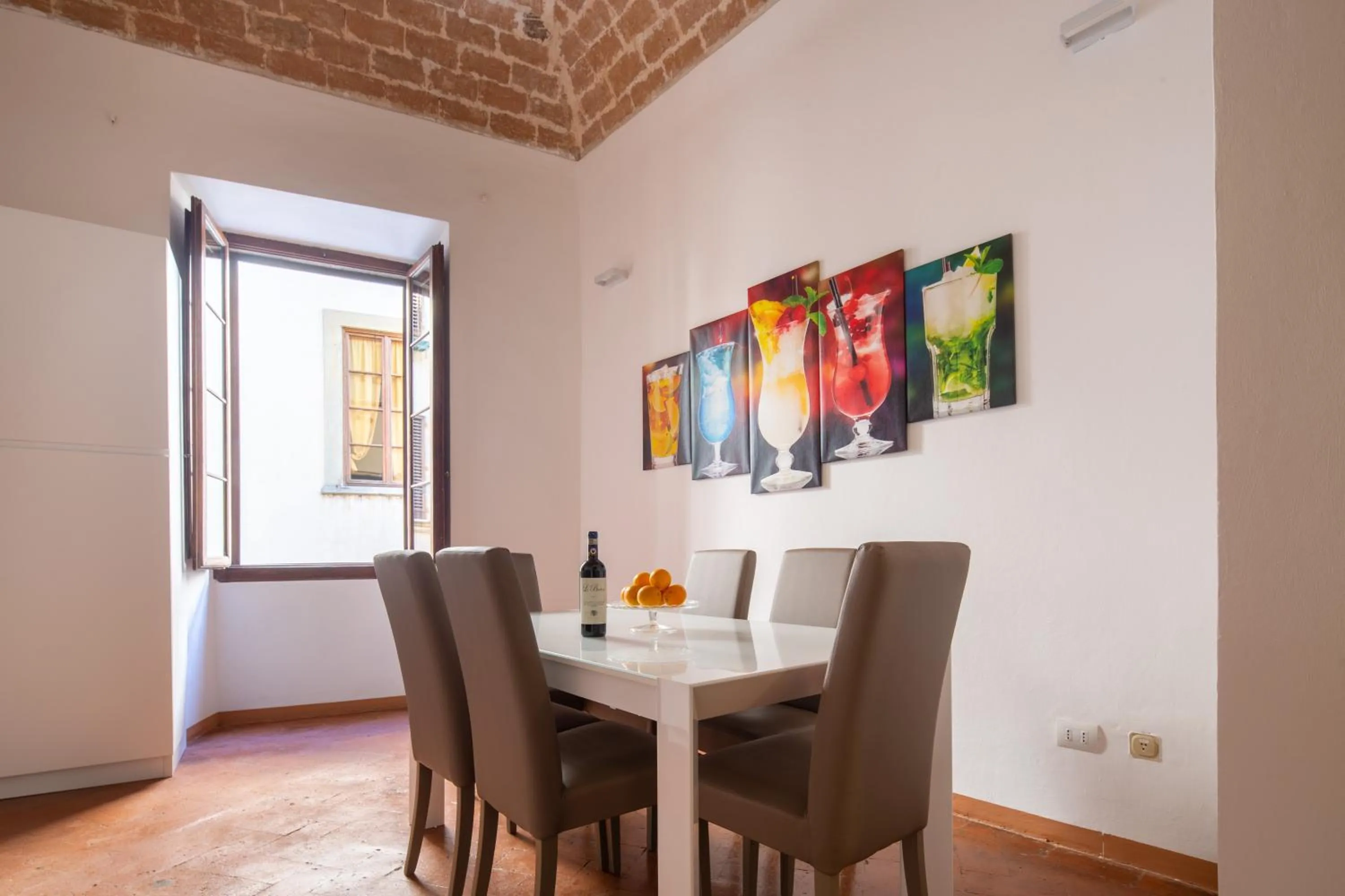 Dining area in Lian Home in Florence by Mmega