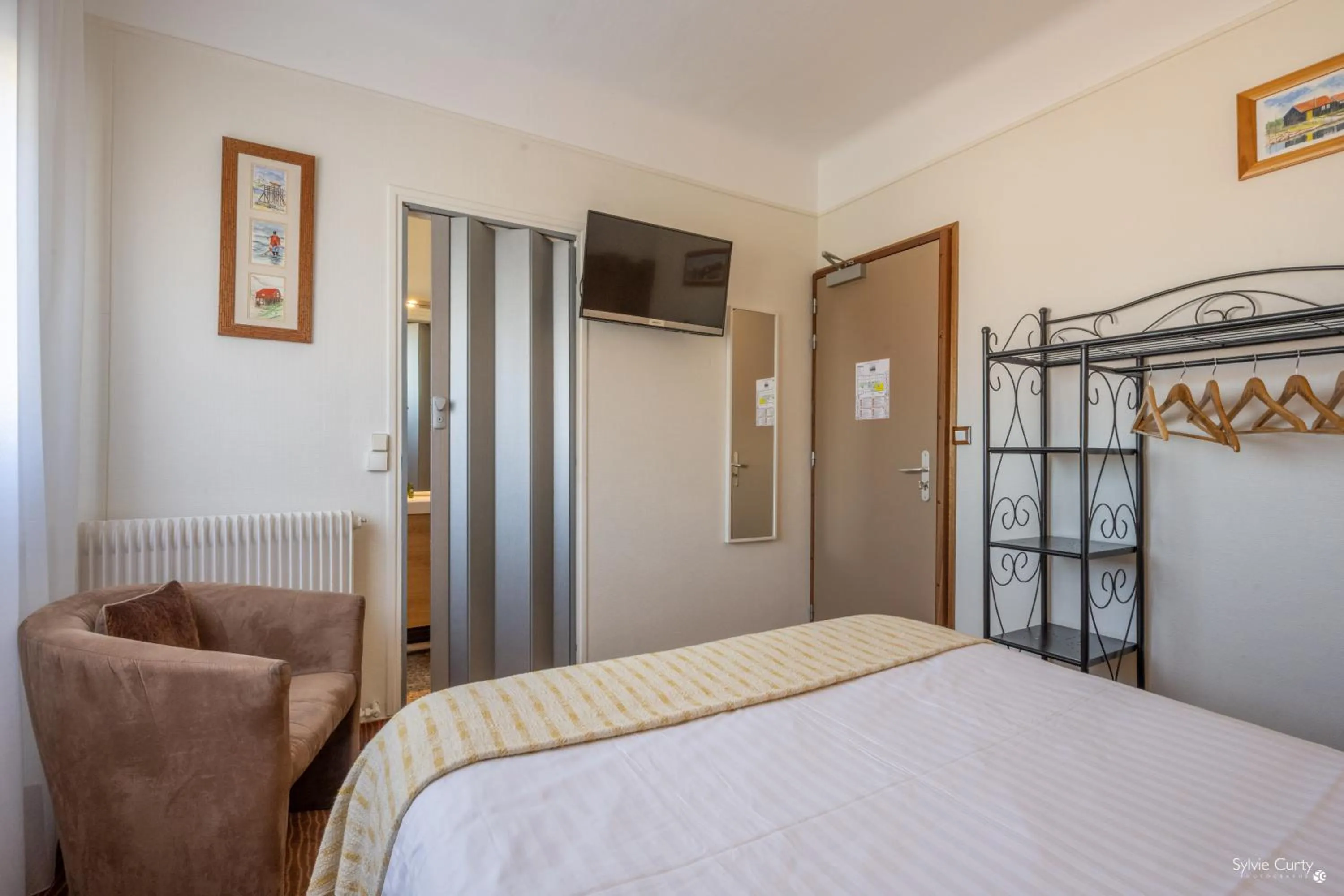 Bed in Hotel La Roseraie