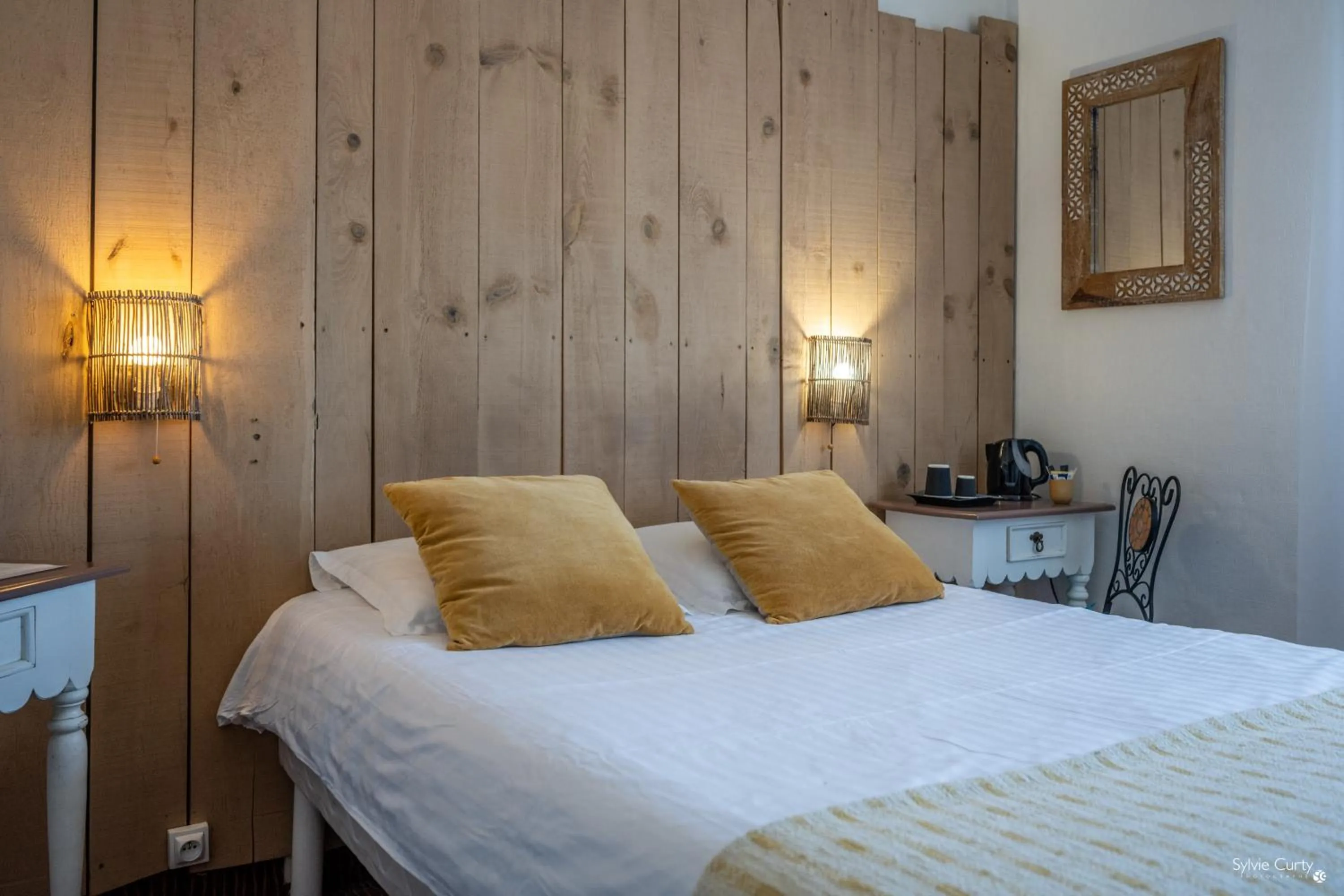 Bed in Hotel La Roseraie