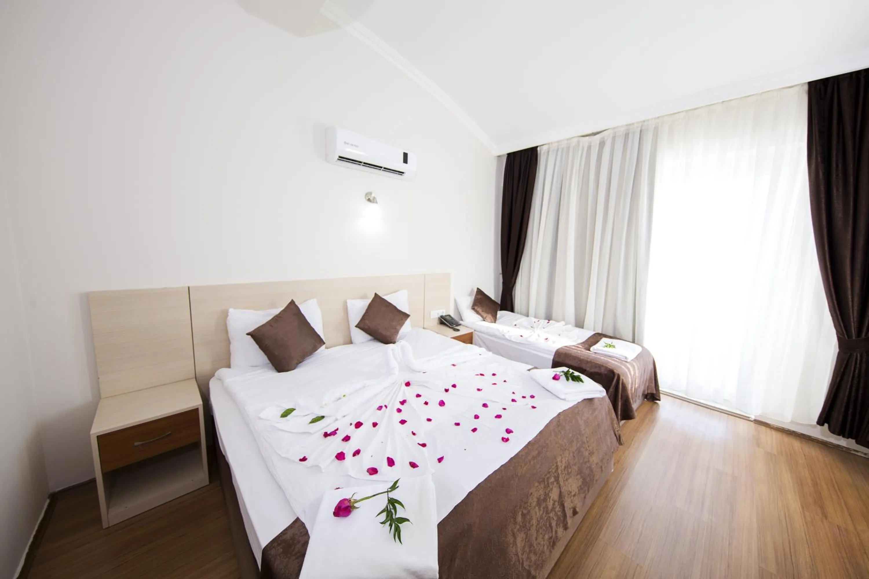 Photo of the whole room, Bed in Sarp Hotel Kadriye
