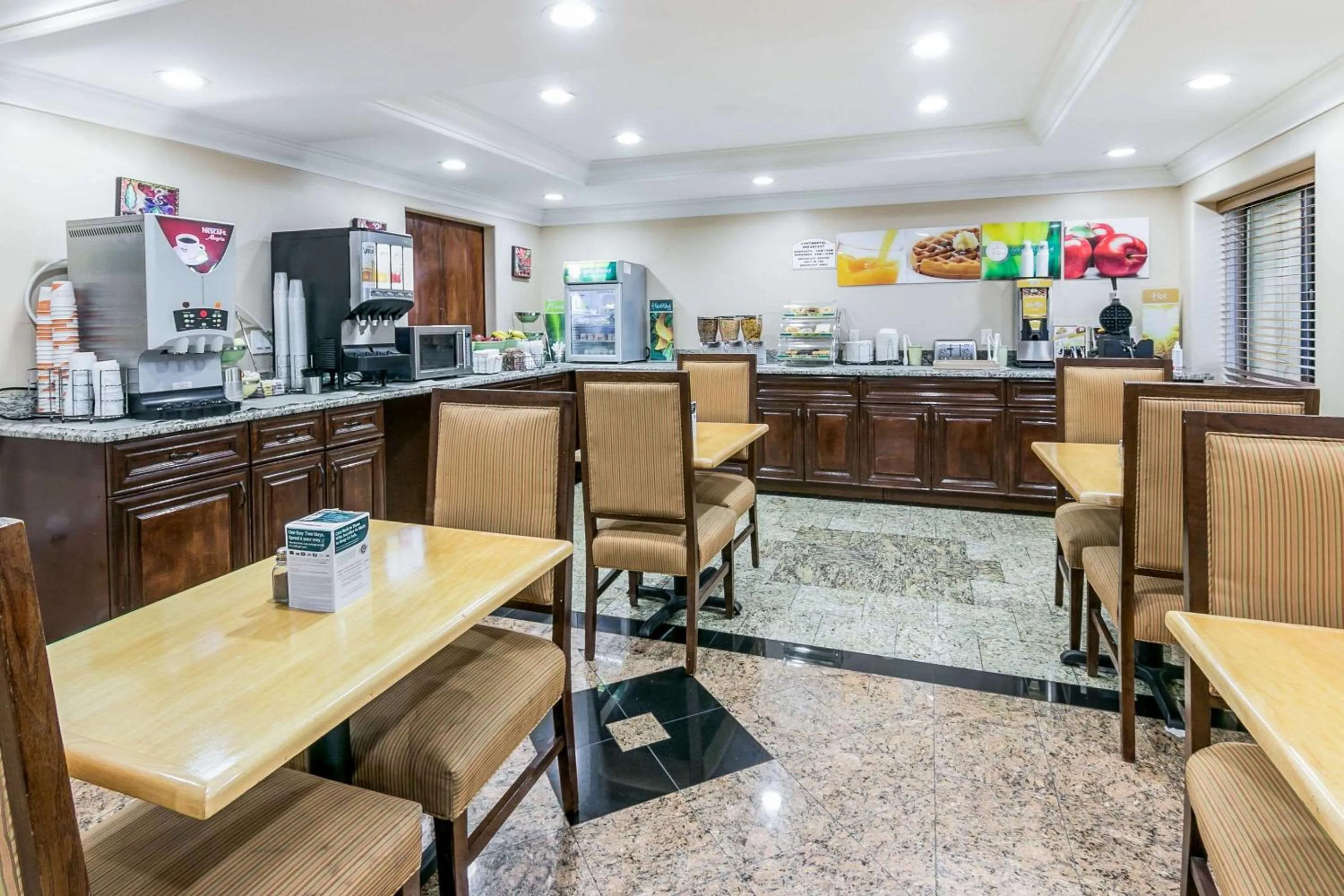 Breakfast in Quality Inn & Suites Atlanta Airport South