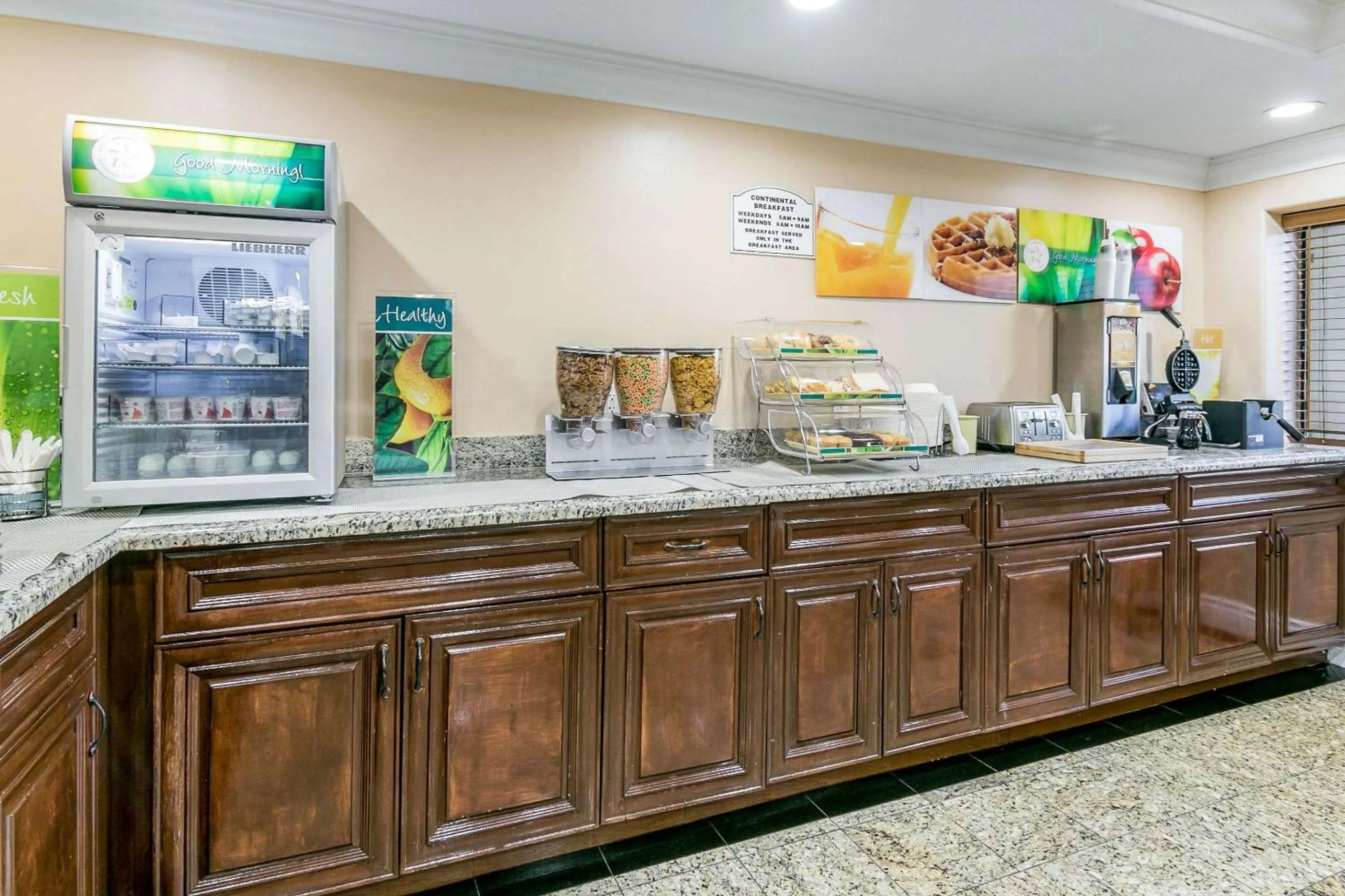 Breakfast in Quality Inn & Suites Atlanta Airport South