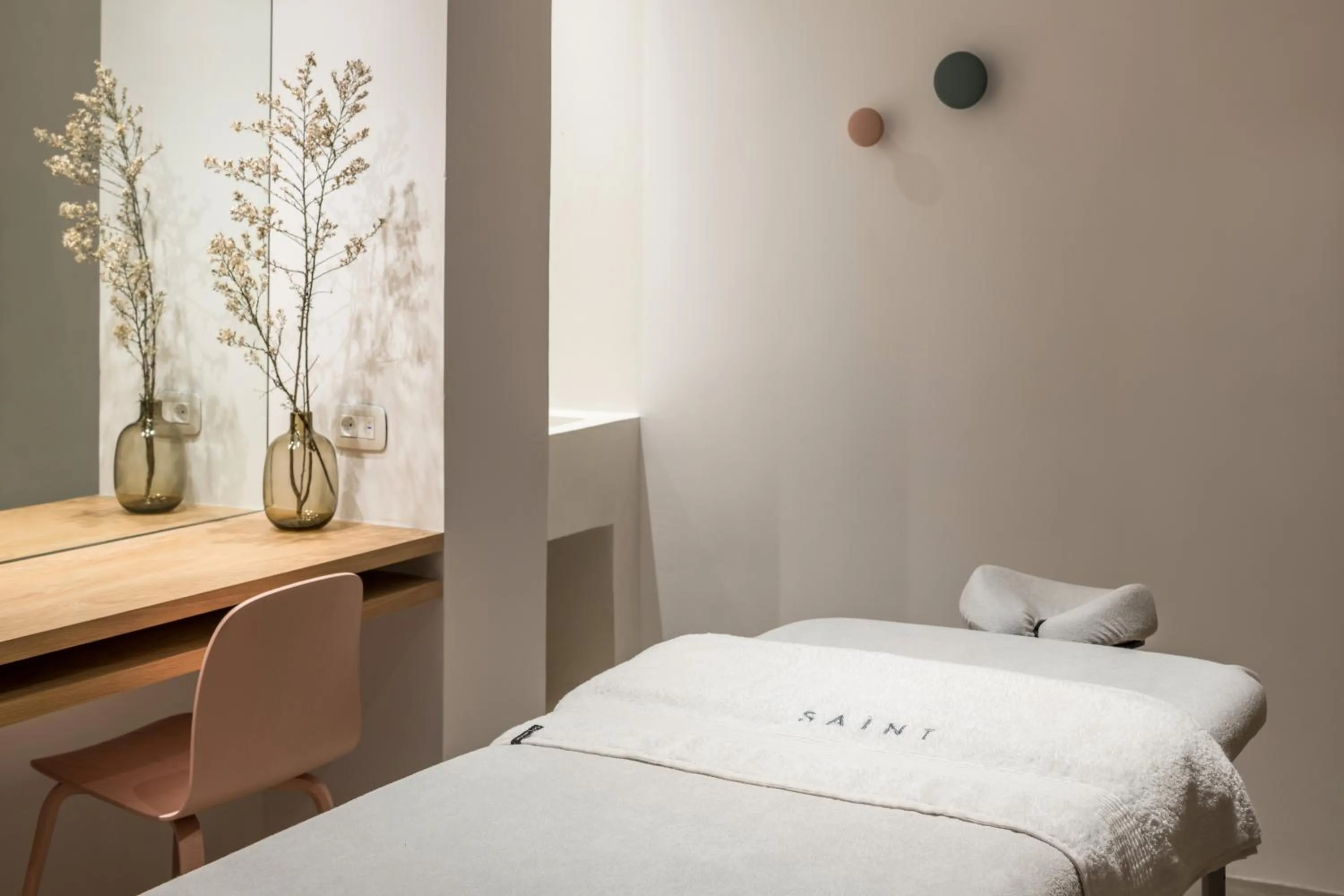 Massage, Bed in The Saint Hotel