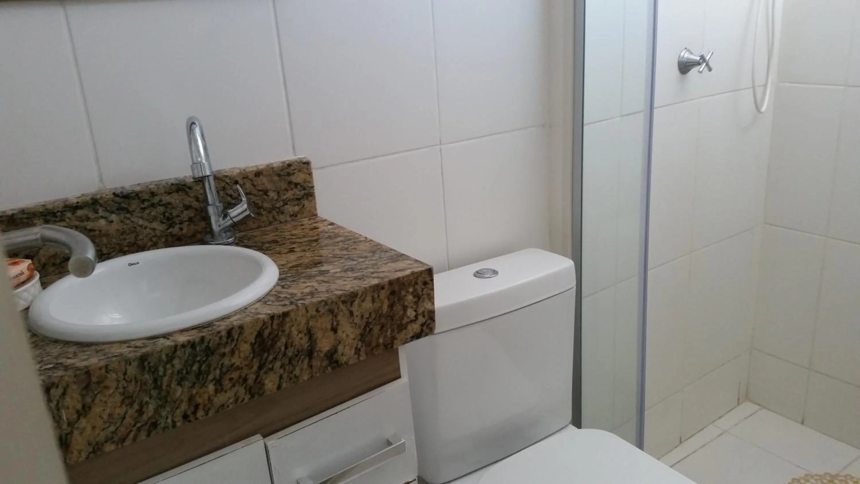 Shower in Edifício Galés da Pajuçara