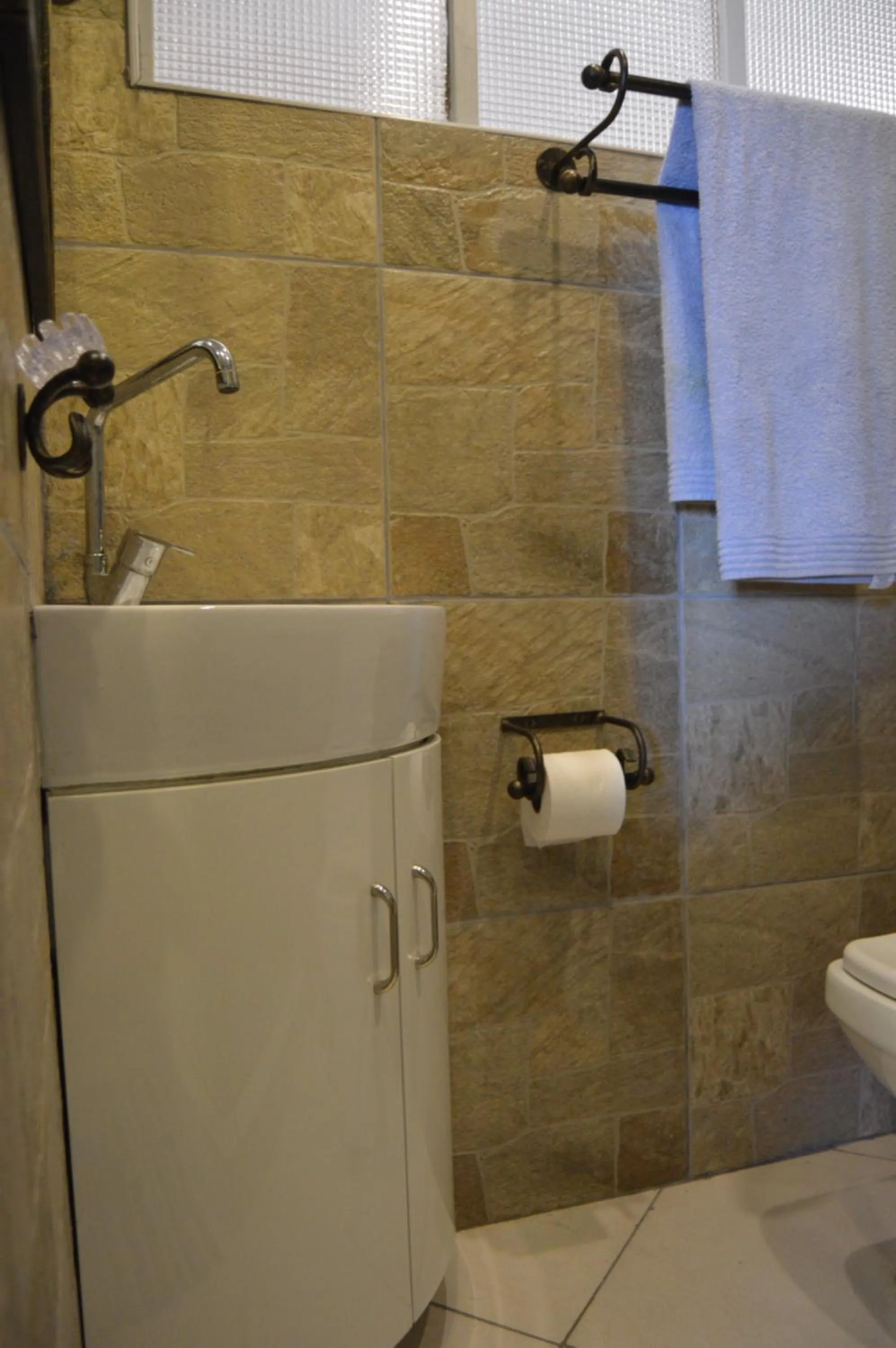 Bathroom in Accommodation Front - Classy 4 Sleeper with Ocean Views