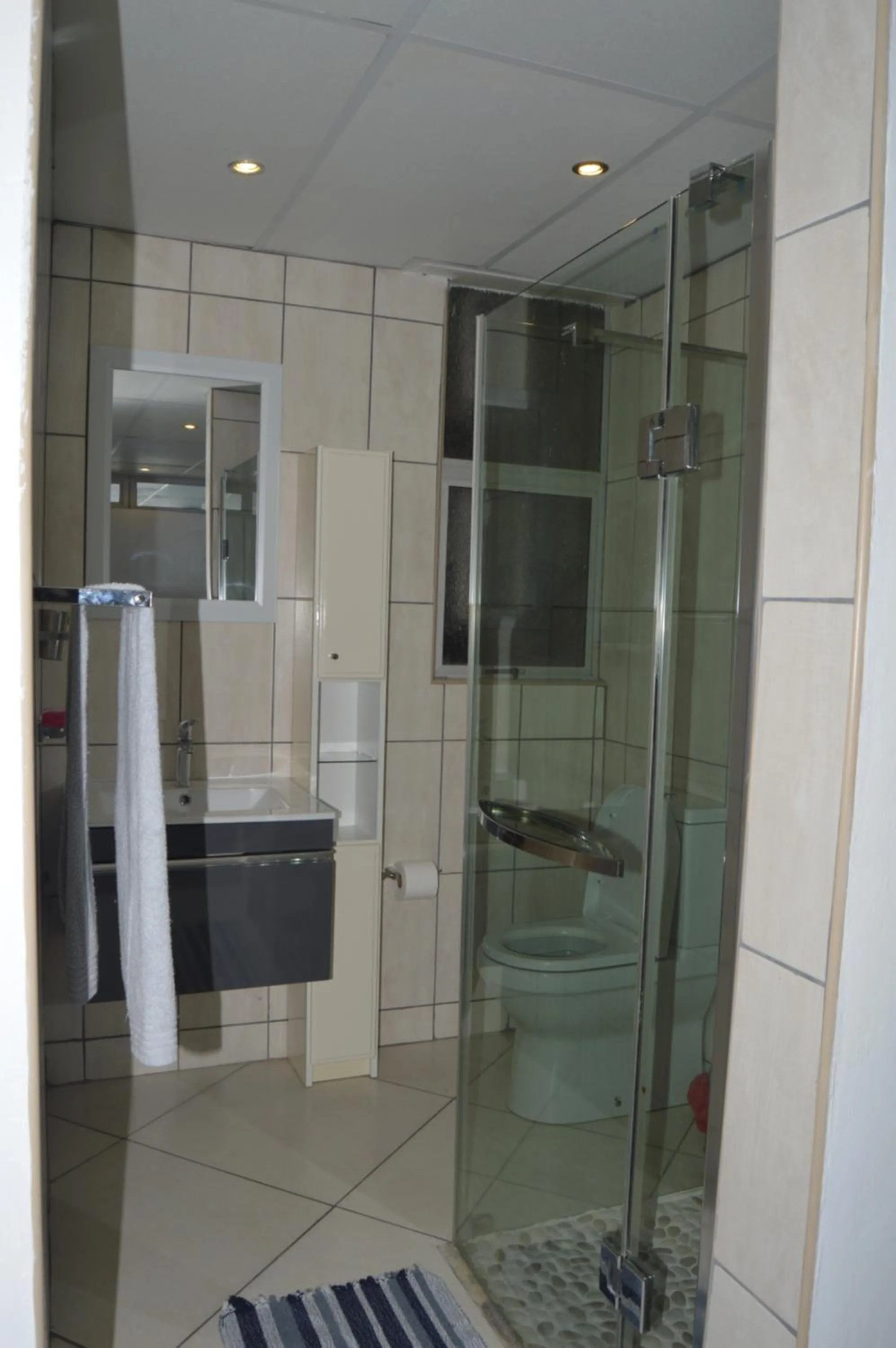 Bathroom in Accommodation Front - Classy 4 Sleeper with Ocean Views