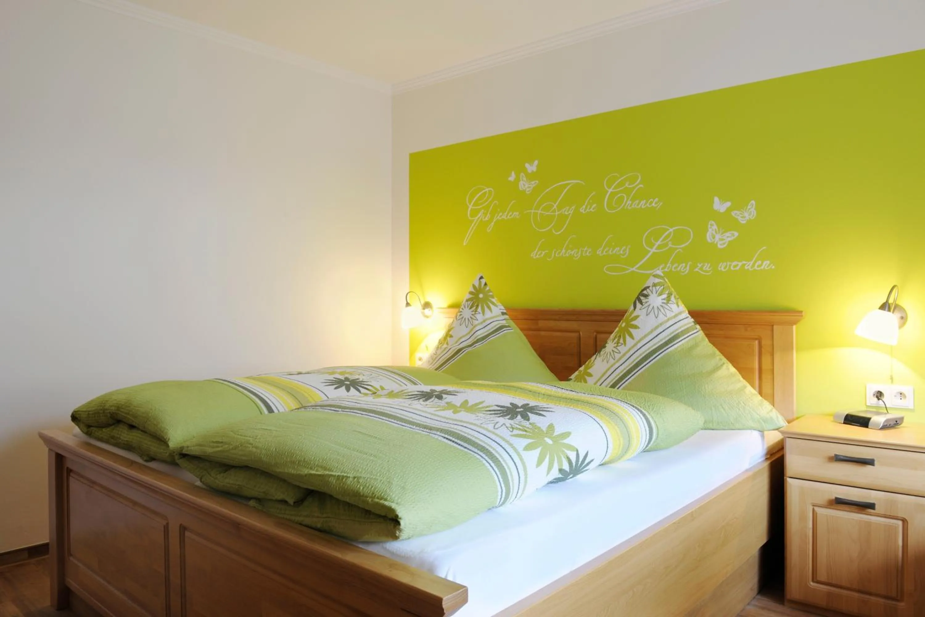 Photo of the whole room, Bed in Winneburger Hof