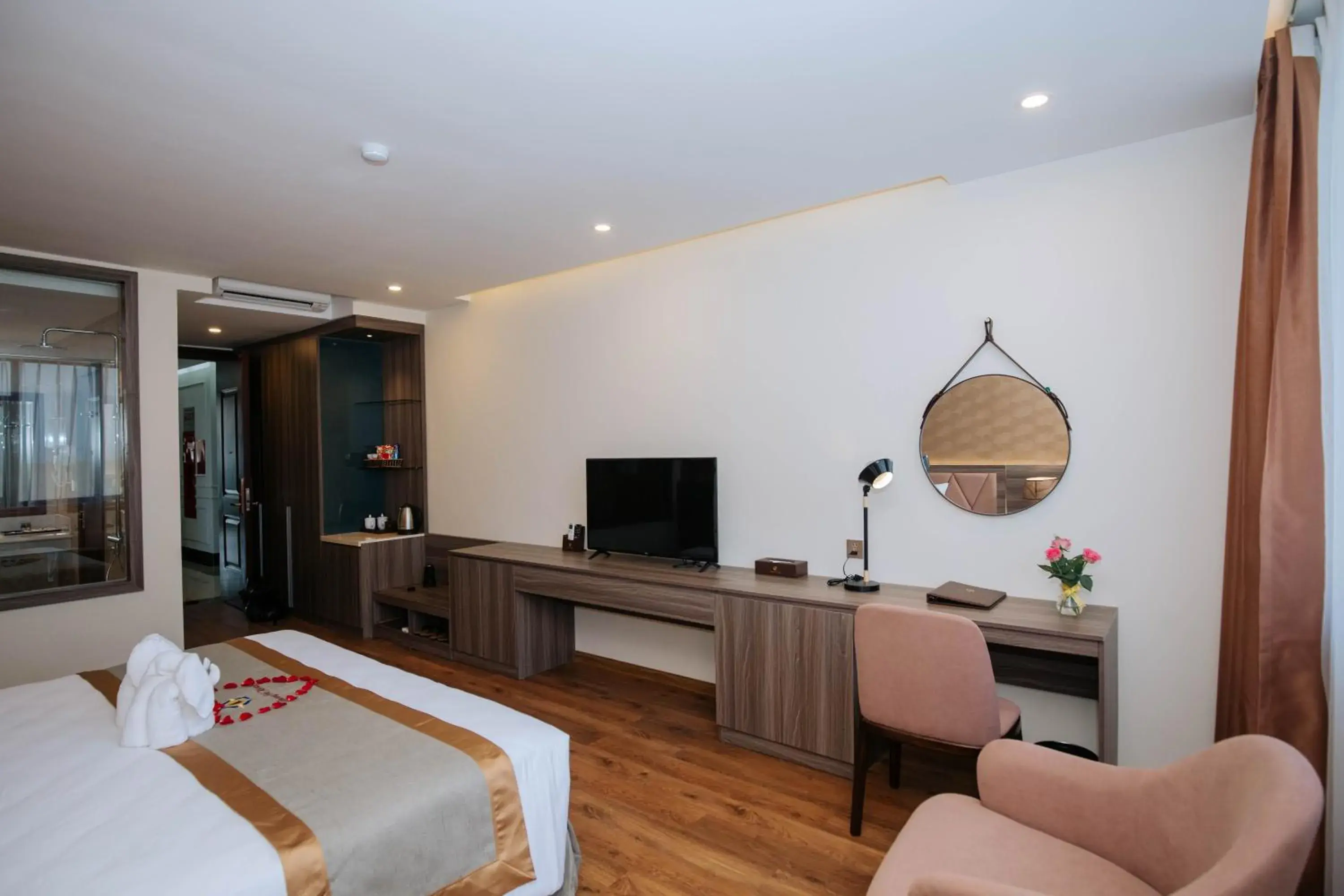 Communal lounge/ TV room, Bed in Thông Đỏ Hotel Communal lounge/ TV room, Bed in Thông Đỏ Hotel