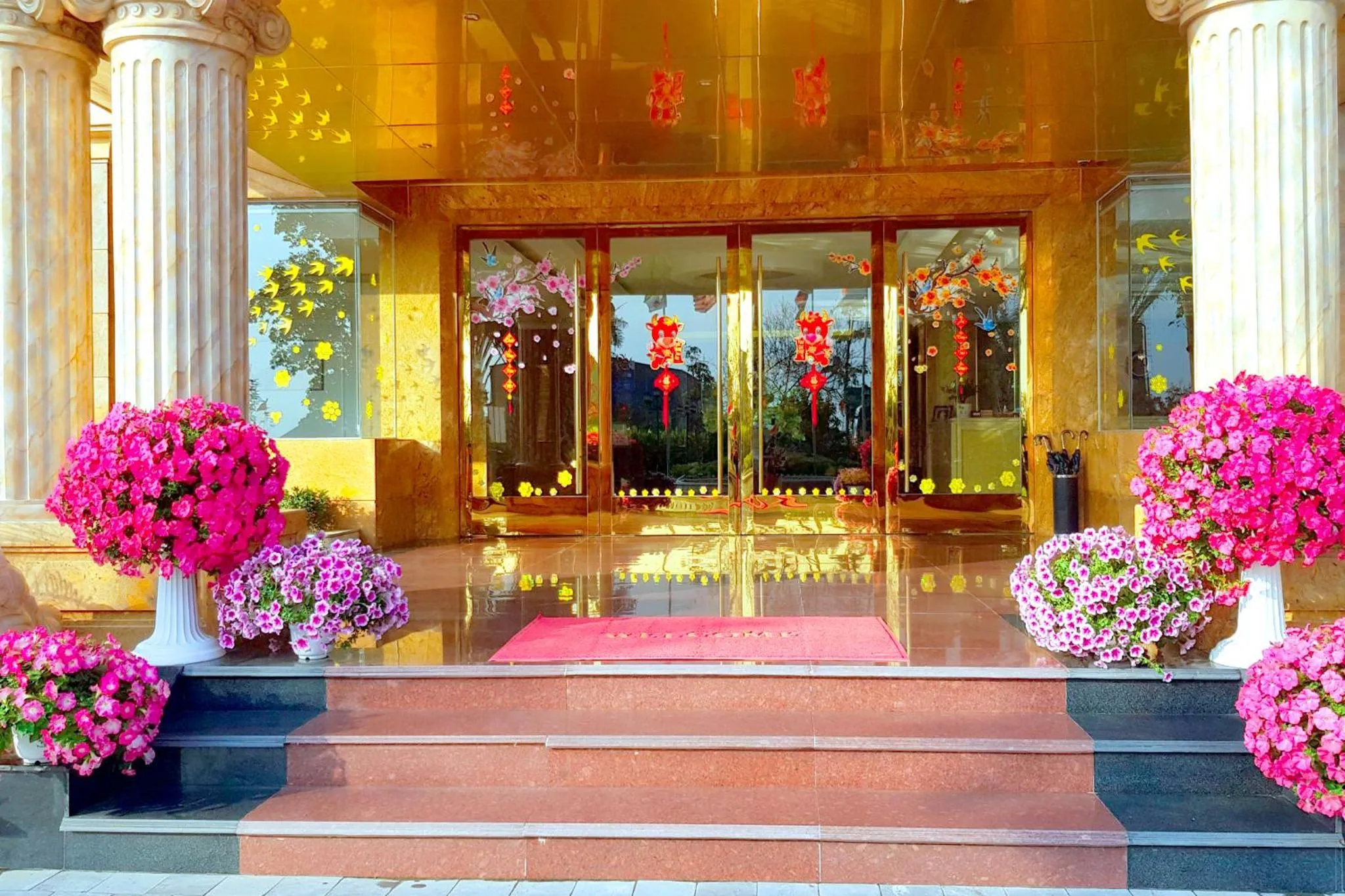 Communal lounge/ TV room in Thông Đỏ Hotel