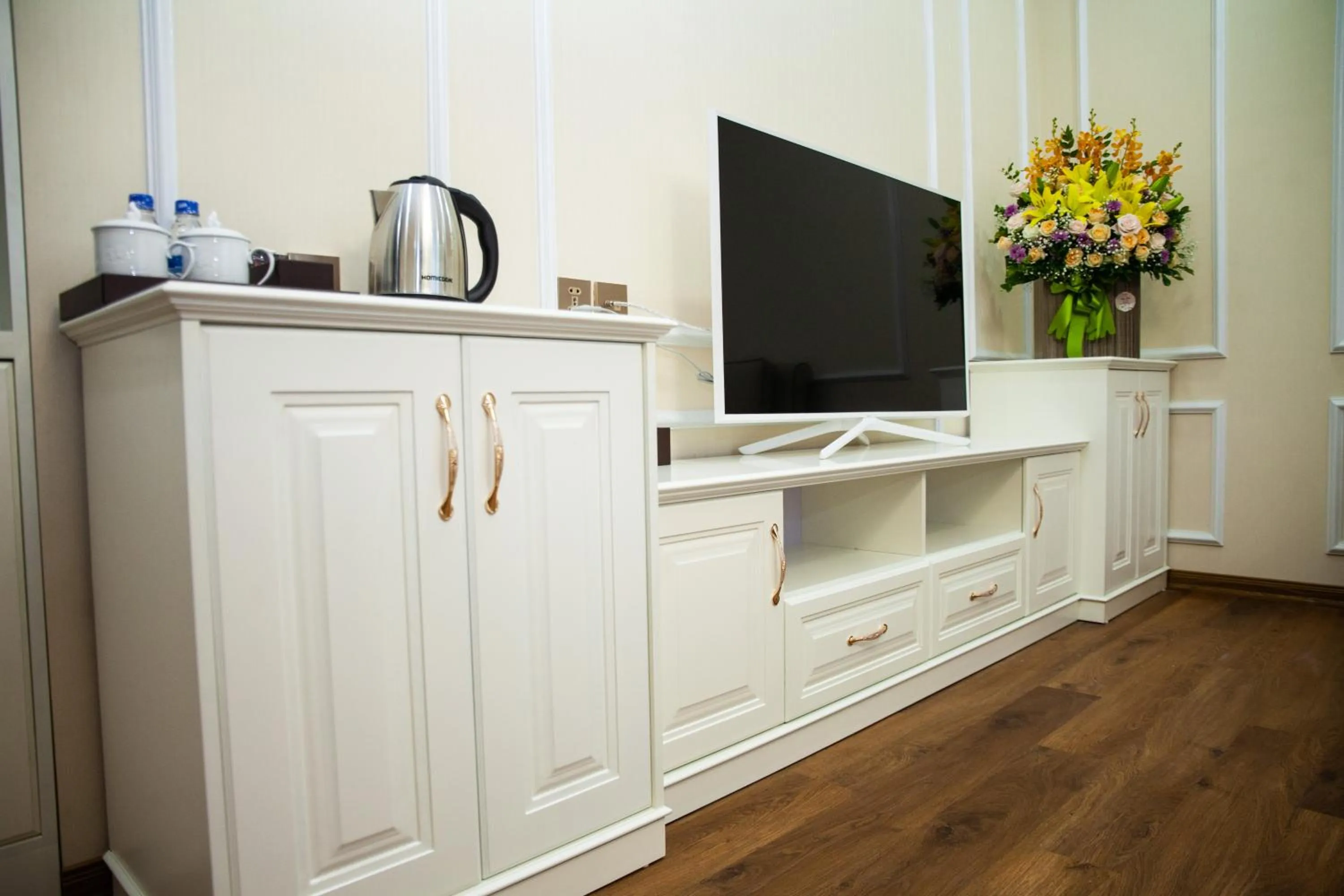 Communal lounge/ TV room in Thông Đỏ Hotel