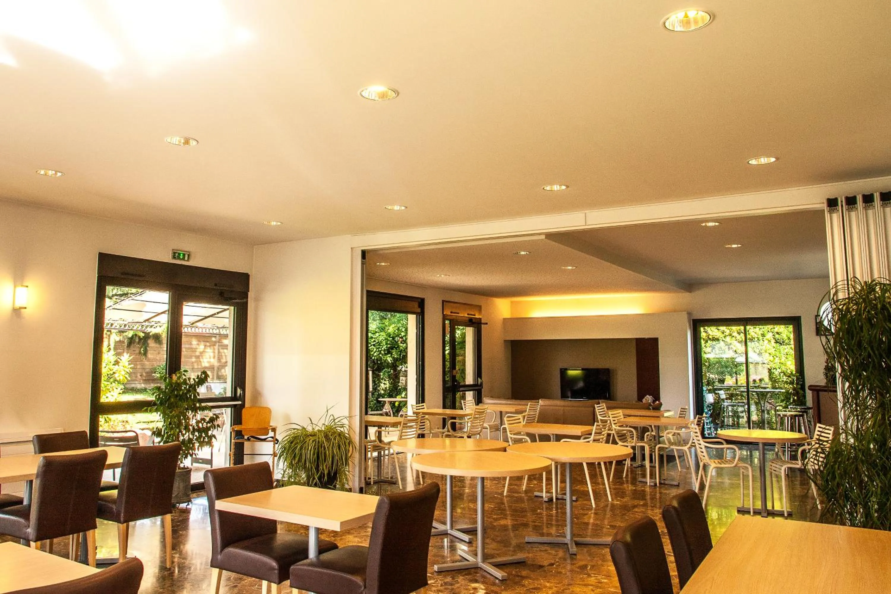 Lounge or bar in Hotel Les Amandiers