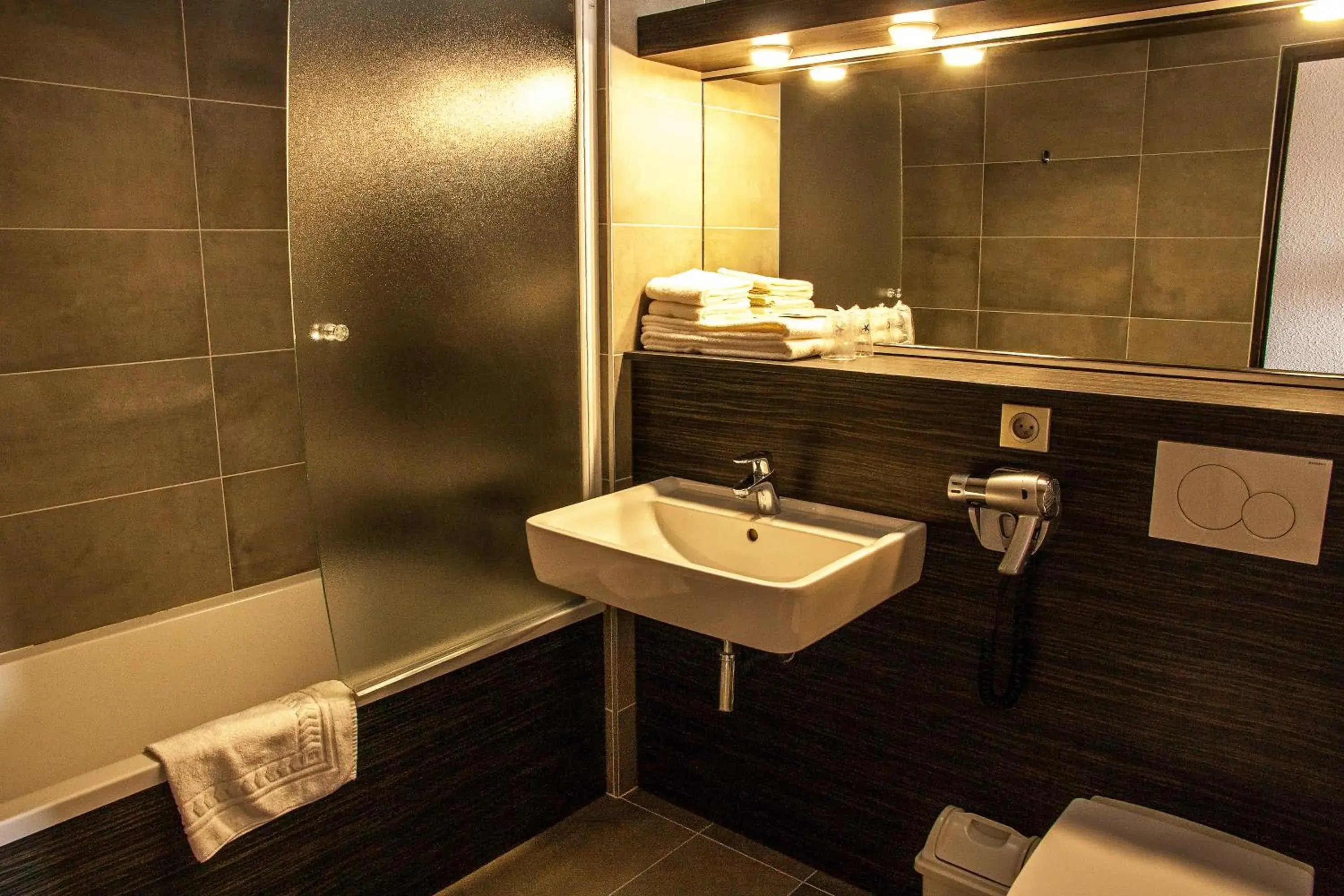 Standard Twin Room in Hotel Les Amandiers Standard Twin Room in Hotel Les Amandiers