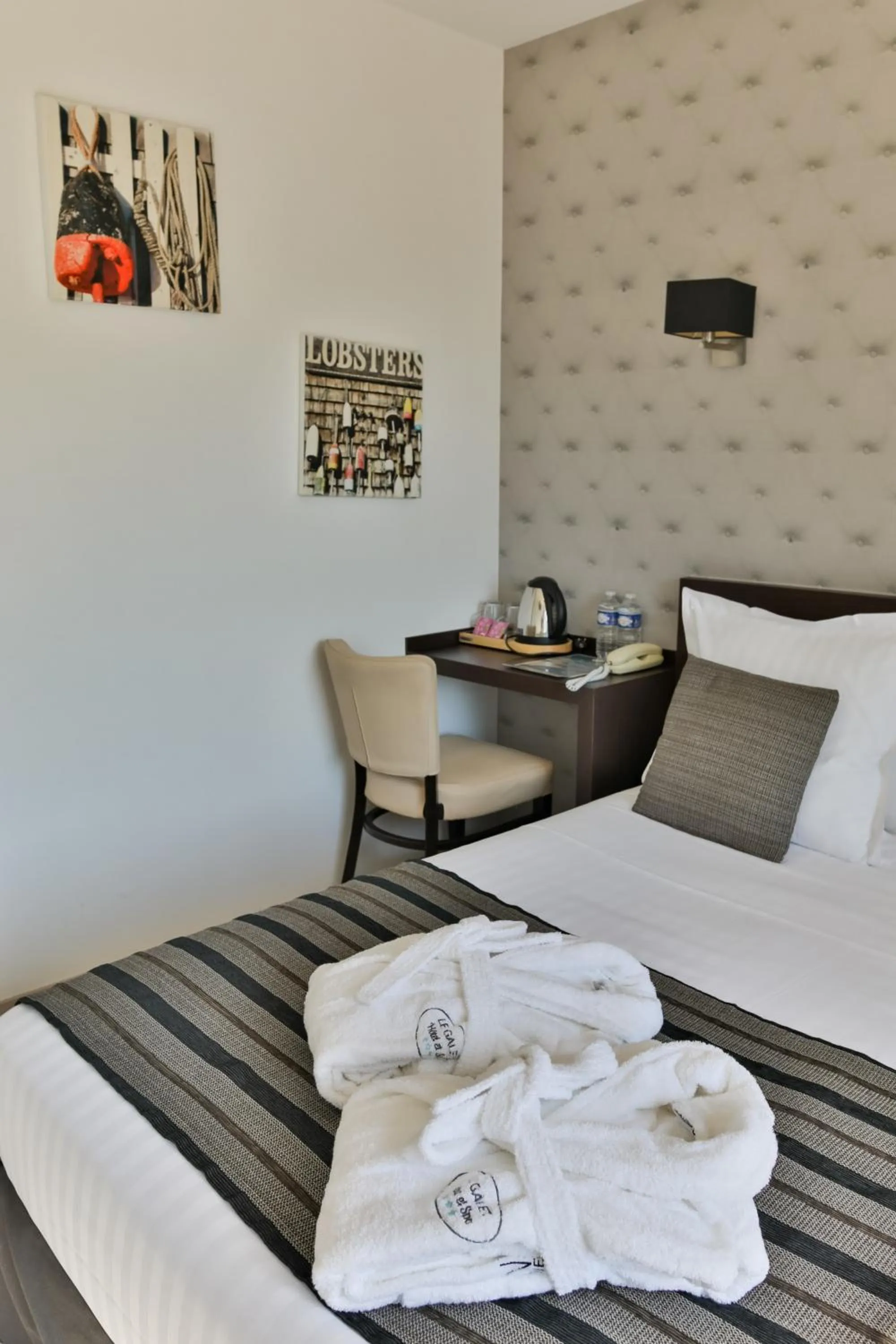 Coffee/tea facilities, Bed in Le Galet Hotel & Spa